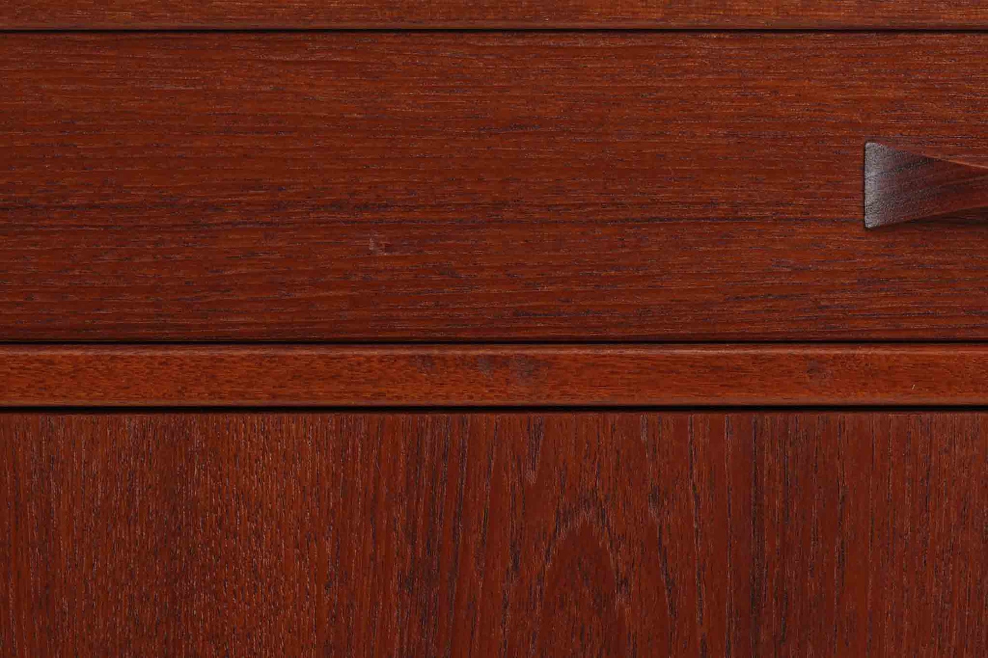 チーク材が贅沢に使用されたキッチンキャビネットです。上段はカトラリーが入れやすそうな引き出しが3杯あり、扉内部のスペースは食器をおける十分な広さがあり使い勝手が良さそうです。スウェーデン家具らしいデザインです。