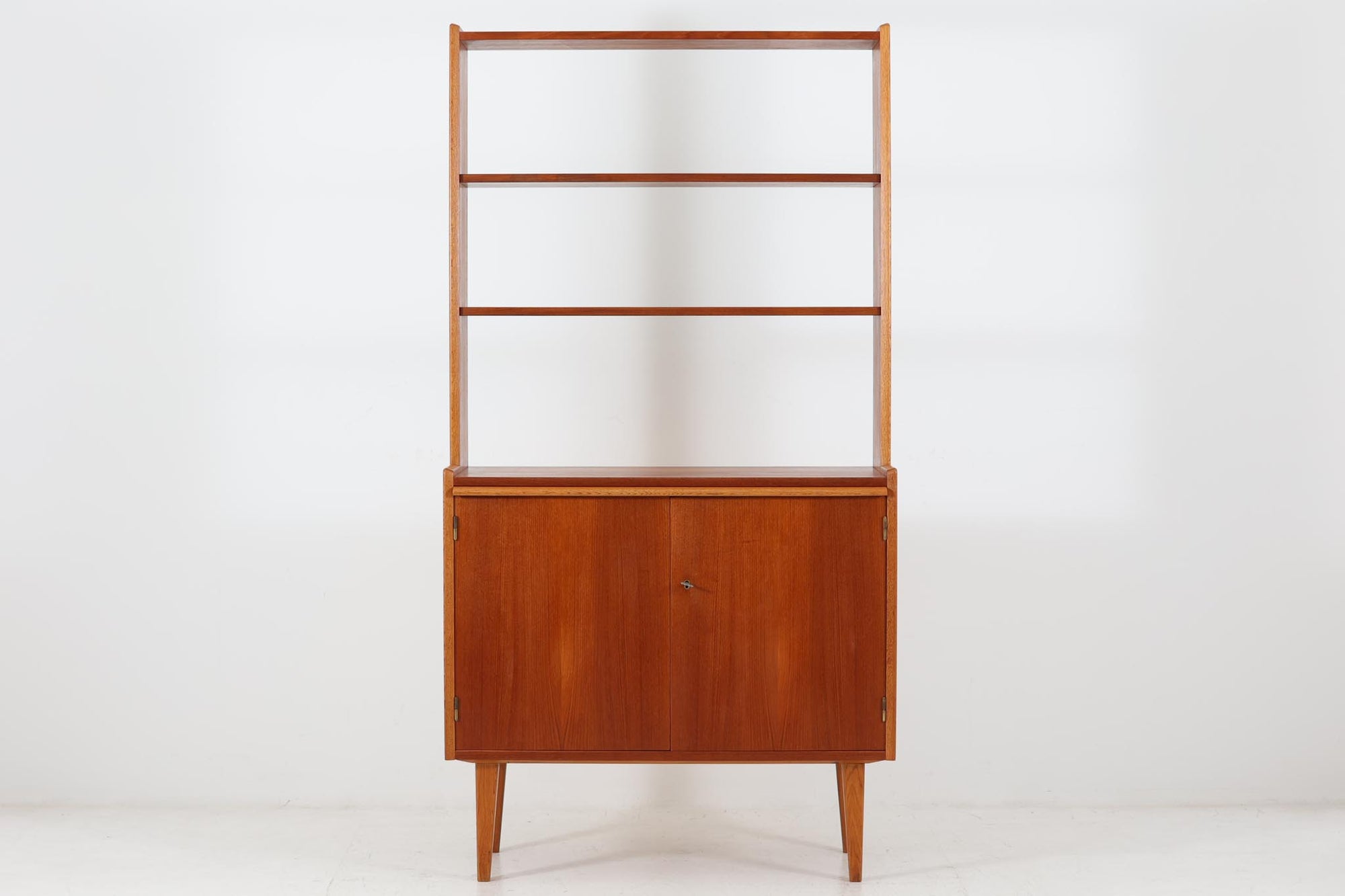 スウェーデンより買い付けたオープンシェルフです。オープンタイプなので、置く場所を選ばずご使用いただけます。本体には良質なオーク材が使用されています。