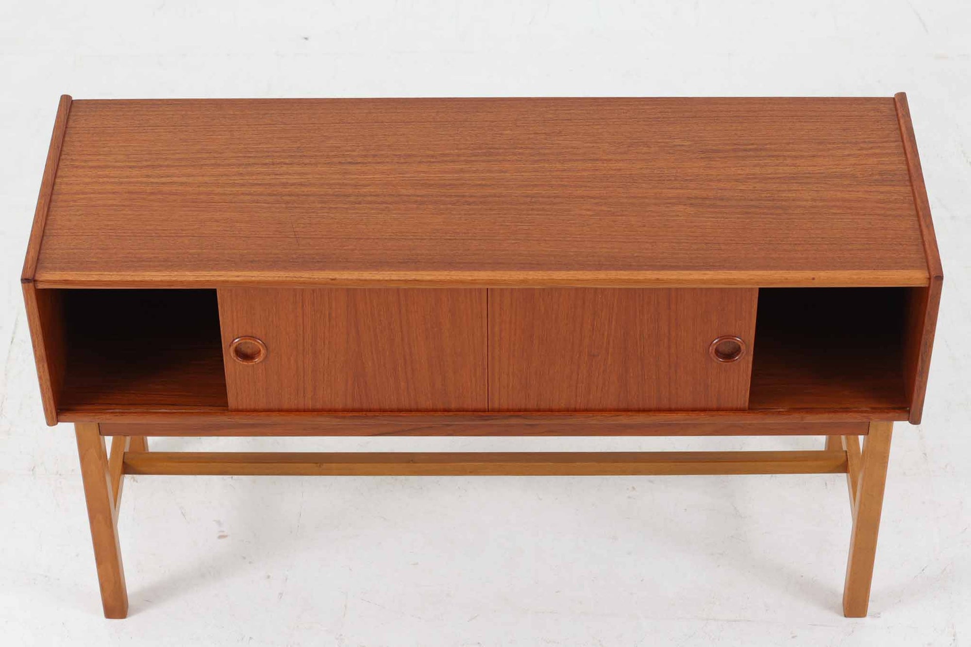 北欧より買い付けたローボードです。引き戸と引き出しが付属した珍しいデザインです。良質なチーク材が使用されています。