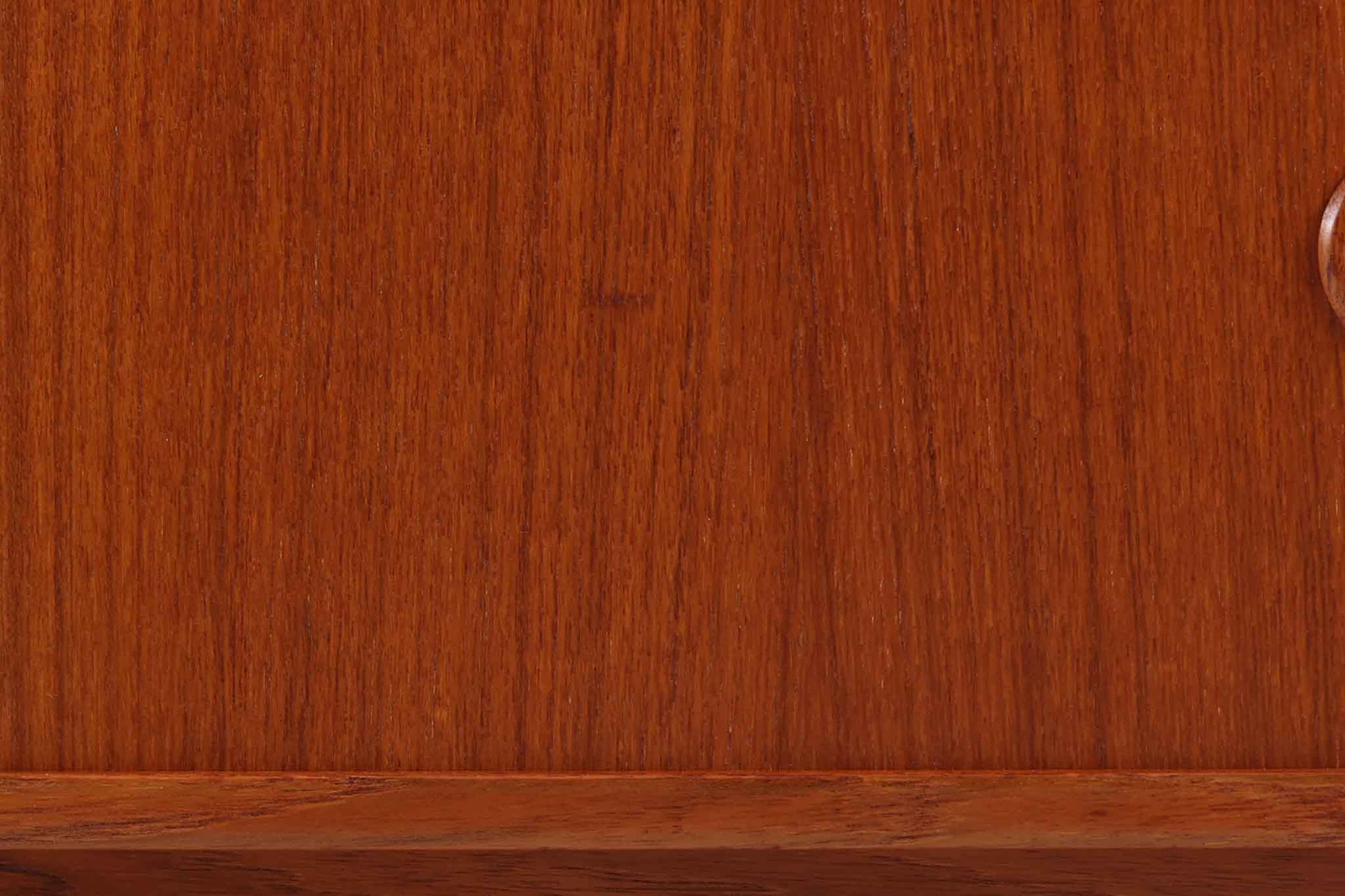 北欧より買い付けたローボードです。引き戸と引き出しが付属した珍しいデザインです。良質なチーク材が使用されています。