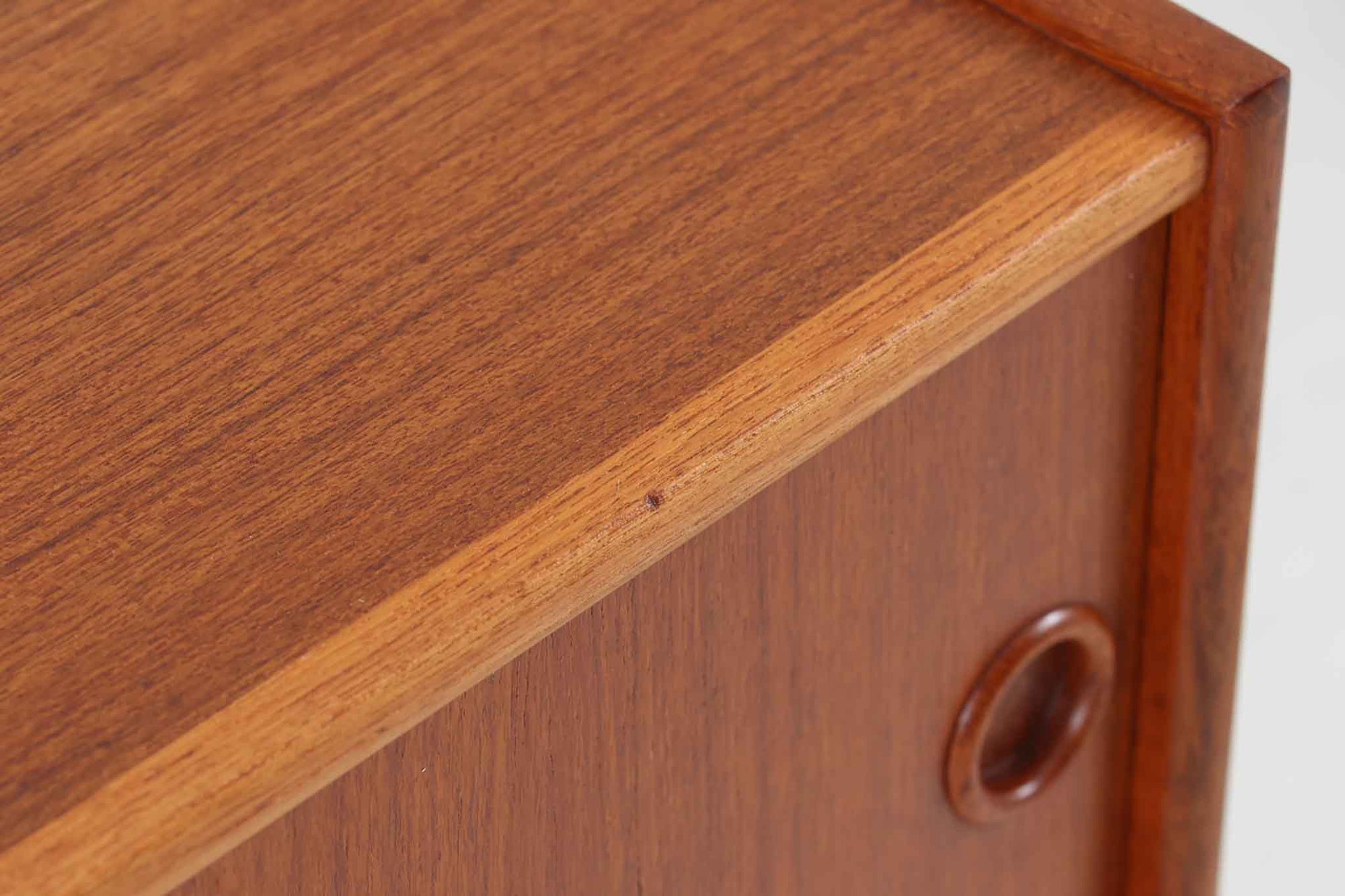 北欧より買い付けたローボードです。引き戸と引き出しが付属した珍しいデザインです。良質なチーク材が使用されています。