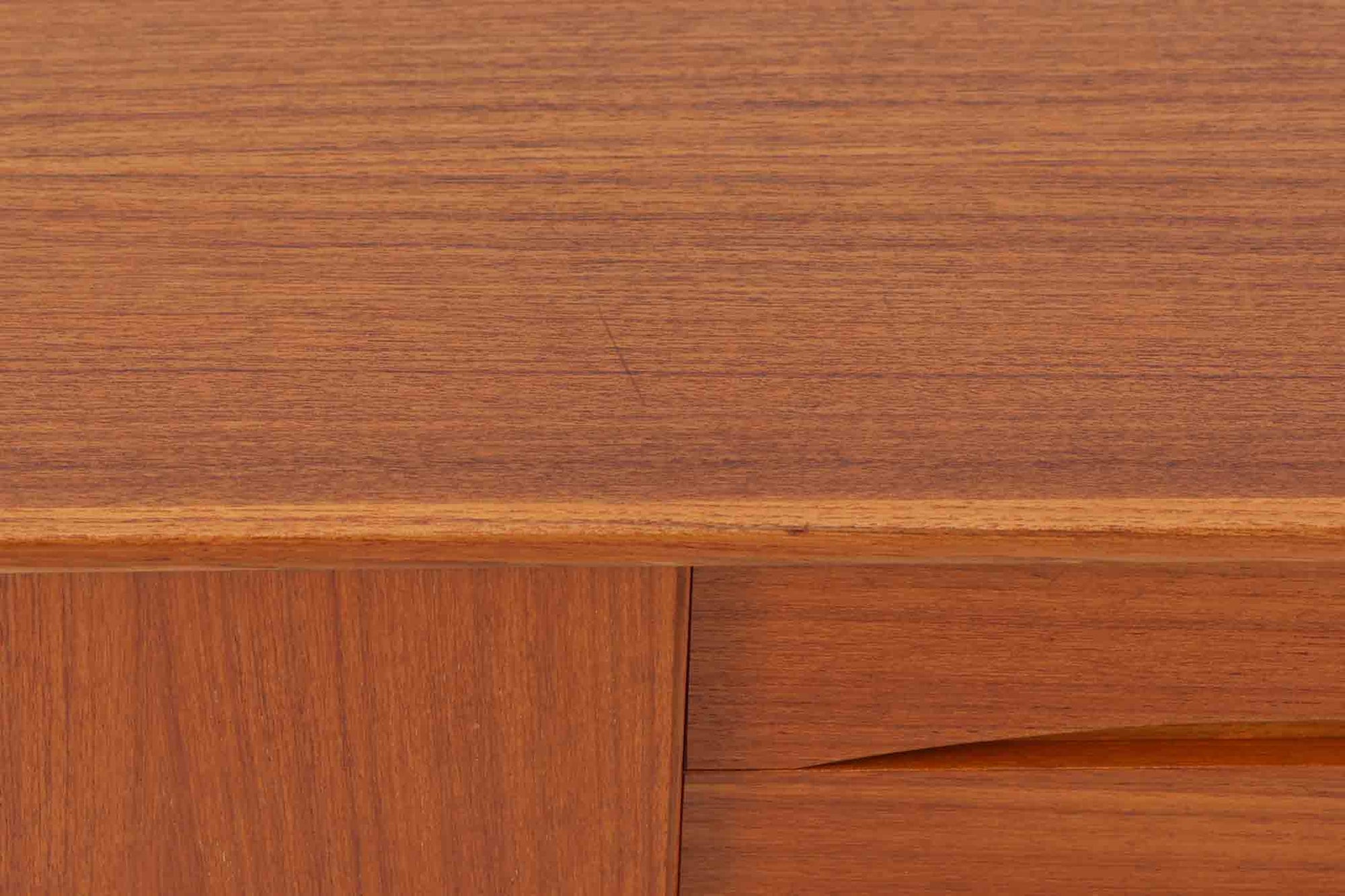 北欧より買い付けたローボードです。引き戸と引き出しが付属した珍しいデザインです。良質なチーク材が使用されています。