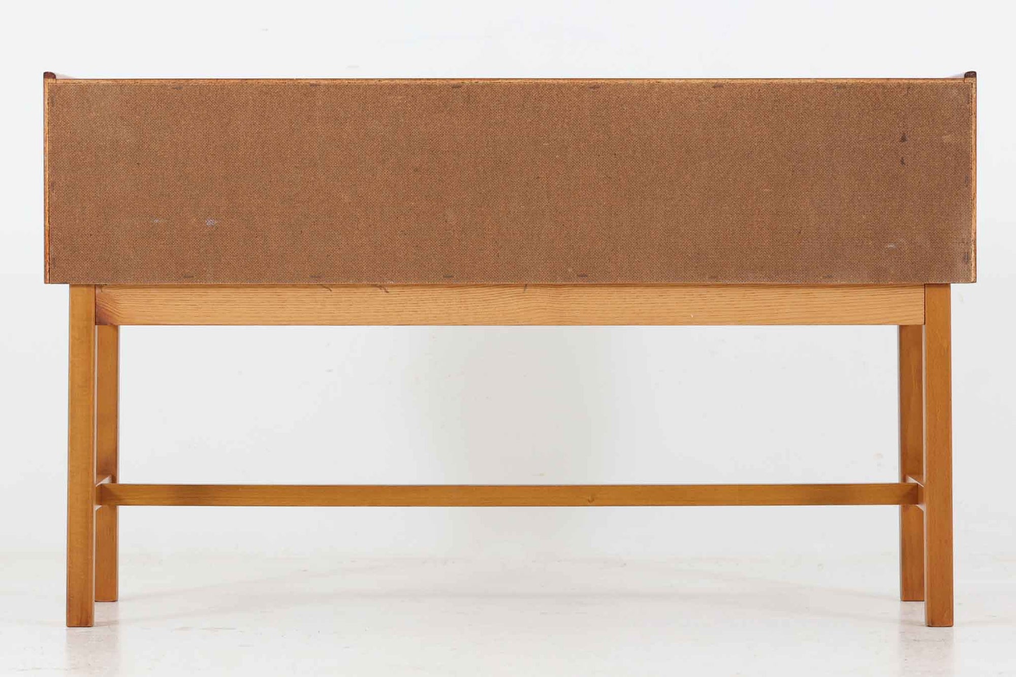 北欧より買い付けたローボードです。引き戸と引き出しが付属した珍しいデザインです。良質なチーク材が使用されています。