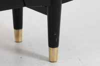 スウェーデンより買い付けたブックシェルフです。本体には良質なチーク材が使用されており、脚はブラックペイントと脚先には真鍮のキャップがはめ込まれています。