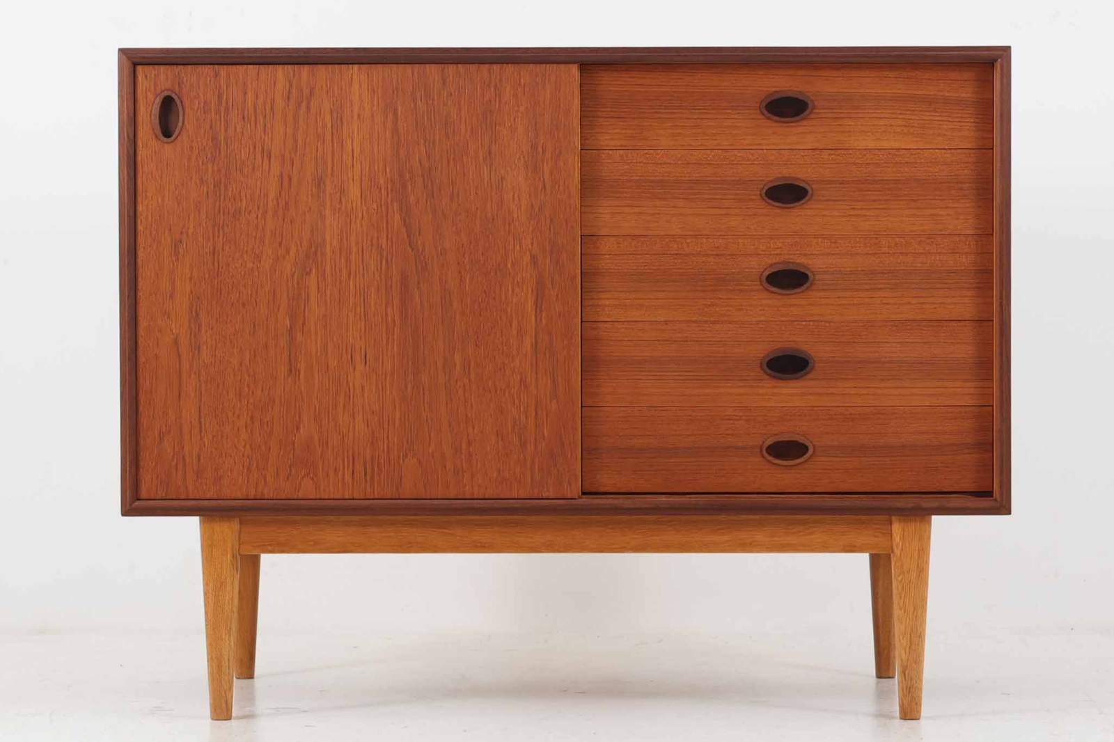 スウェーデンより買い付けたサイドボードです。クオリティーの高い作品です。良質なチーク材が使用されており高級感がございます。引き戸と引き出し収納があり使い勝手も良好です。