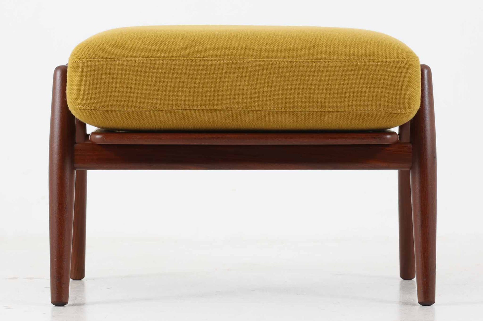 「GE240」のオットマンです。ge290はシンプルな形状ですが、こちらは少し脚が斜めになっていたりとデザイン性が感じられます。クッションはスプリングが内包されており、座り心地も良好です。アフロモシア材が使用された希少価値の高いモデルです。