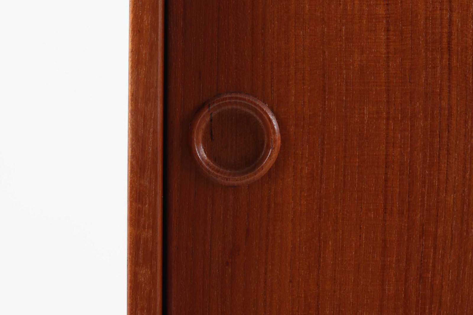 「カイ・クリスチャンセン」デザインのシンプルなローボードです。造りも良く、綺麗なチーク材が使用されており、暖かみのある雰囲気です。