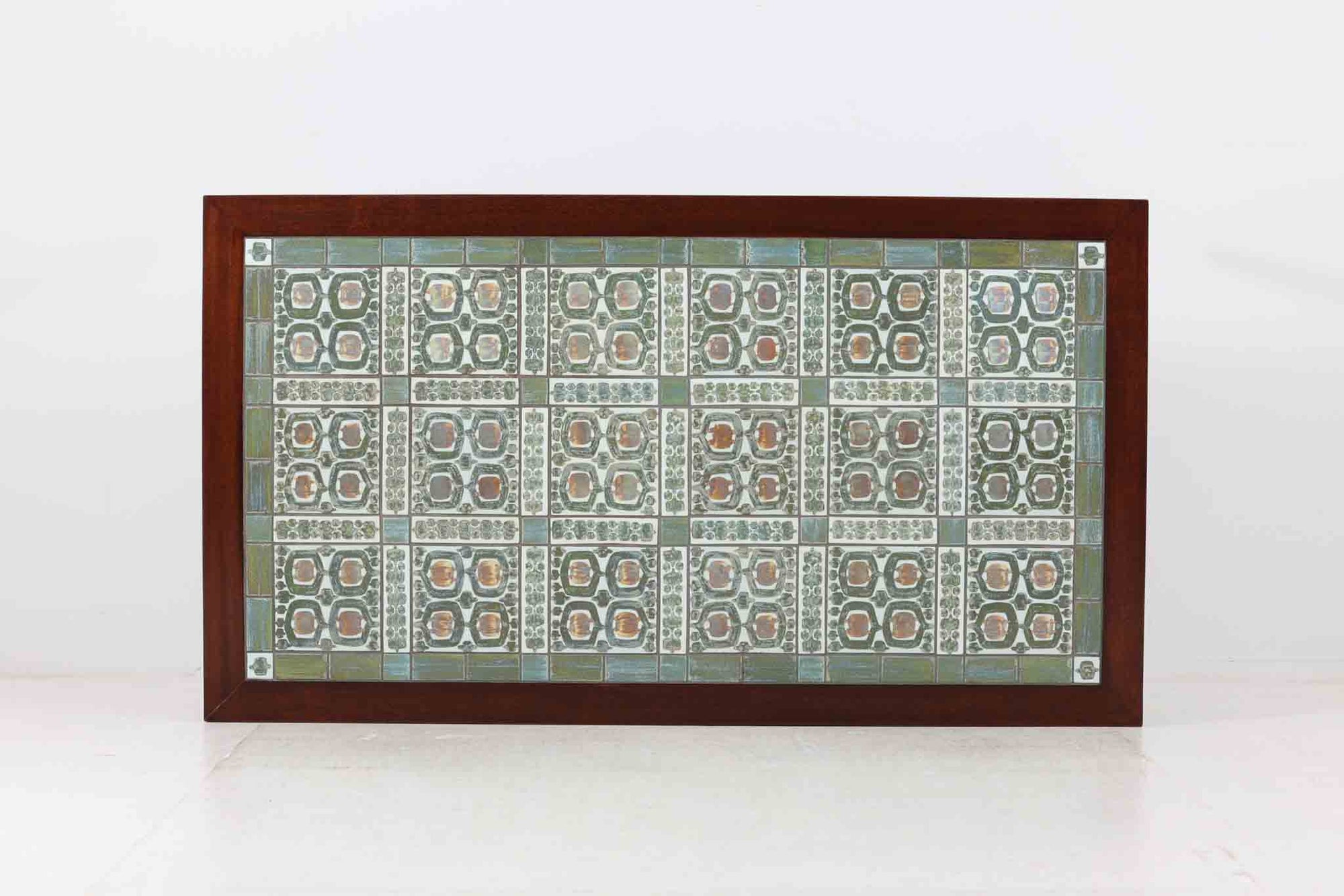 ロイヤルコペンハーゲン「TENERA」シリーズのタイルが天板に敷き詰められたお洒落なセンターテーブルです。脚部はハスレブ社独自のデザインで非常にシンプルなフォルムに仕上がっています。タイルの上には、暖かいカップなどを直接置ける機能的な所も嬉しいですね。使いやすい小ぶりなサイズです。希少なマホガニー材が使用されています。