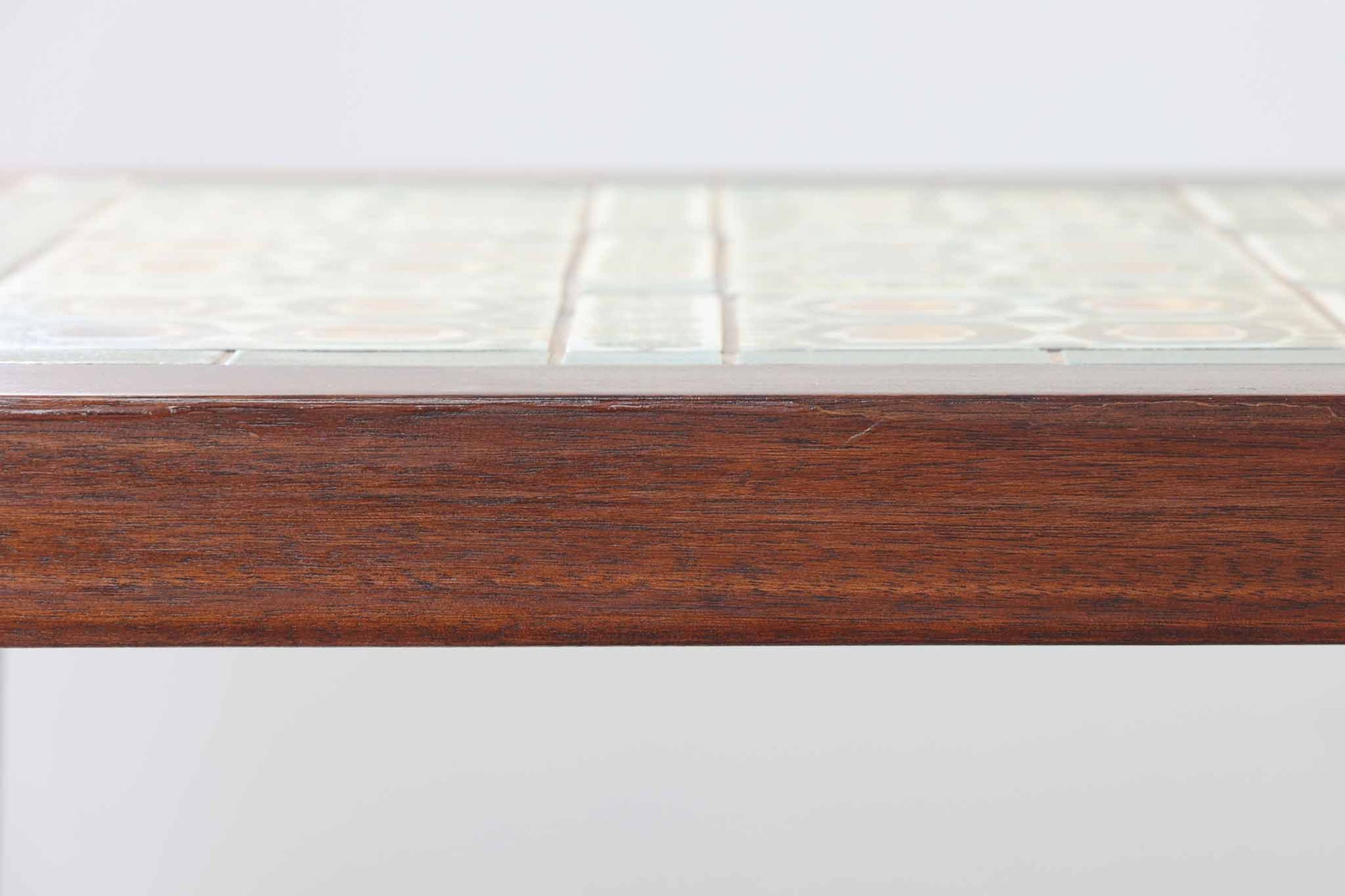 ロイヤルコペンハーゲン「TENERA」シリーズのタイルが天板に敷き詰められたお洒落なセンターテーブルです。脚部はハスレブ社独自のデザインで非常にシンプルなフォルムに仕上がっています。タイルの上には、暖かいカップなどを直接置ける機能的な所も嬉しいですね。使いやすい小ぶりなサイズです。希少なマホガニー材が使用されています。