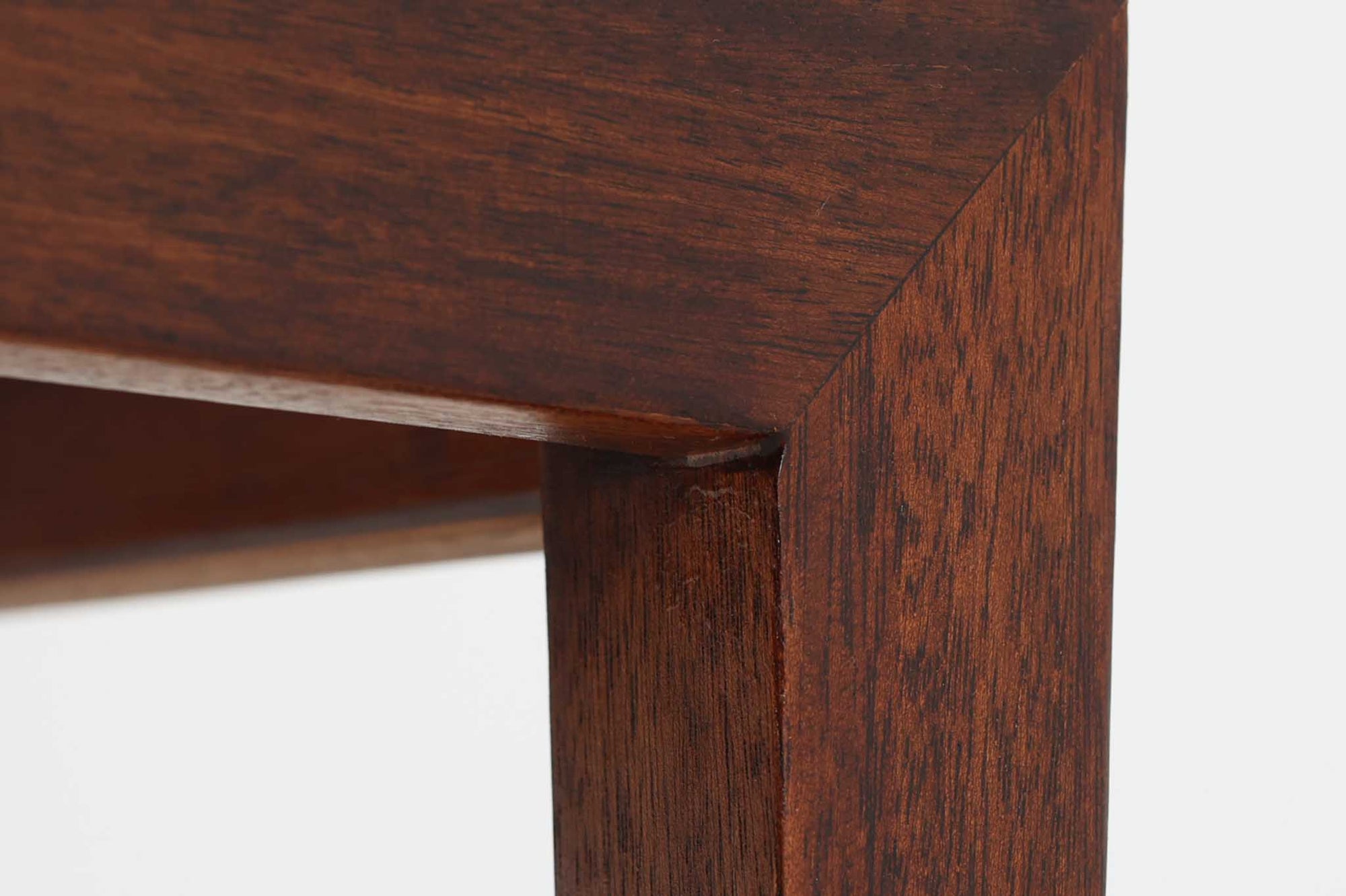 ロイヤルコペンハーゲン「TENERA」シリーズのタイルが天板に敷き詰められたお洒落なセンターテーブルです。脚部はハスレブ社独自のデザインで非常にシンプルなフォルムに仕上がっています。タイルの上には、暖かいカップなどを直接置ける機能的な所も嬉しいですね。使いやすい小ぶりなサイズです。希少なマホガニー材が使用されています。