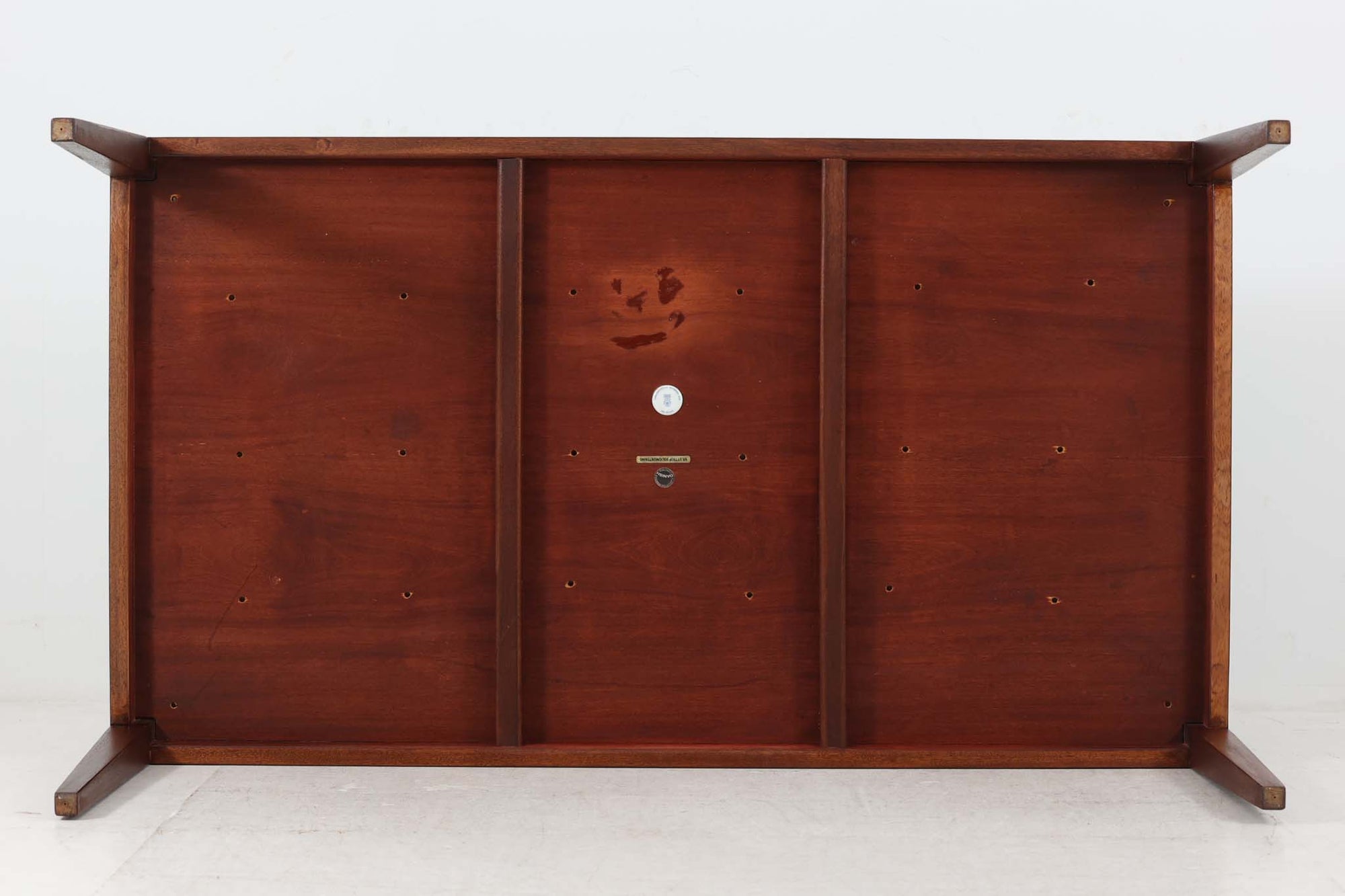 ロイヤルコペンハーゲン「TENERA」シリーズのタイルが天板に敷き詰められたお洒落なセンターテーブルです。脚部はハスレブ社独自のデザインで非常にシンプルなフォルムに仕上がっています。タイルの上には、暖かいカップなどを直接置ける機能的な所も嬉しいですね。使いやすい小ぶりなサイズです。希少なマホガニー材が使用されています。