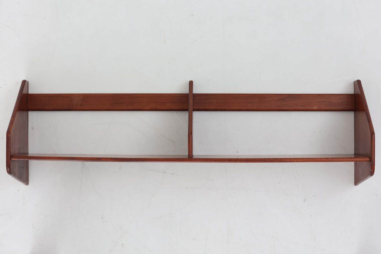 デンマークより買い付けたウォールシェルフです。シンプルなデザインで飾り付ける事でまた違った雰囲気を見せてくれます