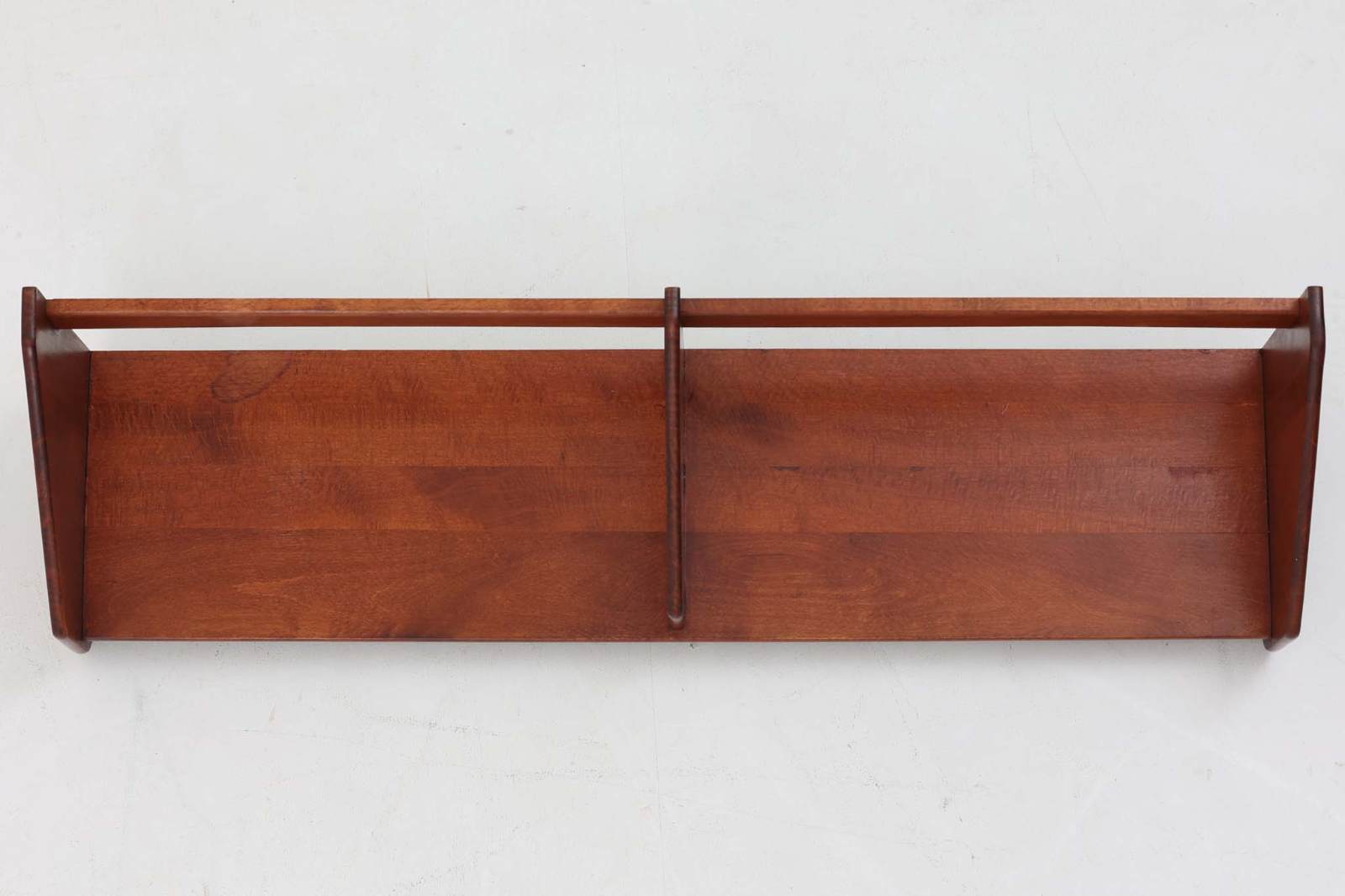 デンマークより買い付けたウォールシェルフです。シンプルなデザインで飾り付ける事でまた違った雰囲気を見せてくれます