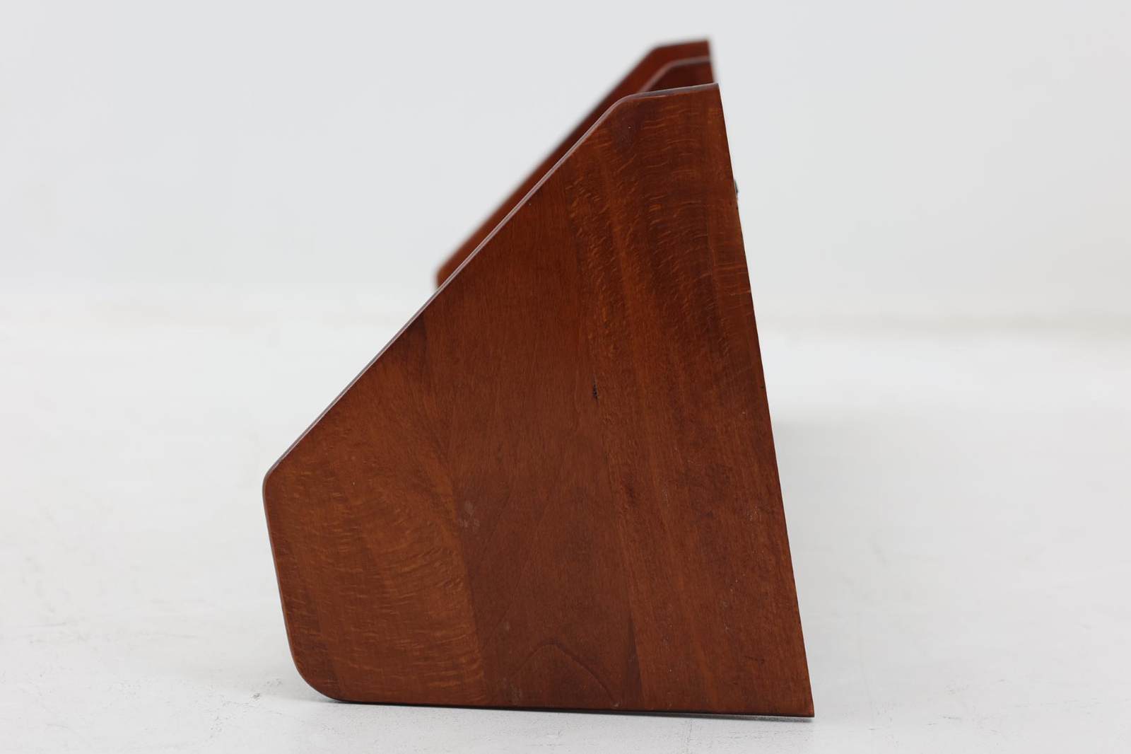 デンマークより買い付けたウォールシェルフです。シンプルなデザインで飾り付ける事でまた違った雰囲気を見せてくれます