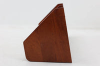 デンマークより買い付けたウォールシェルフです。シンプルなデザインで飾り付ける事でまた違った雰囲気を見せてくれます