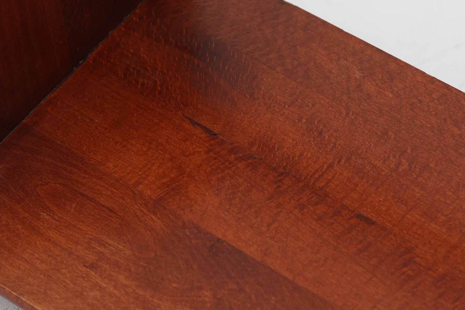 デンマークより買い付けたウォールシェルフです。シンプルなデザインで飾り付ける事でまた違った雰囲気を見せてくれます