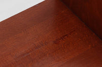 デンマークより買い付けたウォールシェルフです。シンプルなデザインで飾り付ける事でまた違った雰囲気を見せてくれます