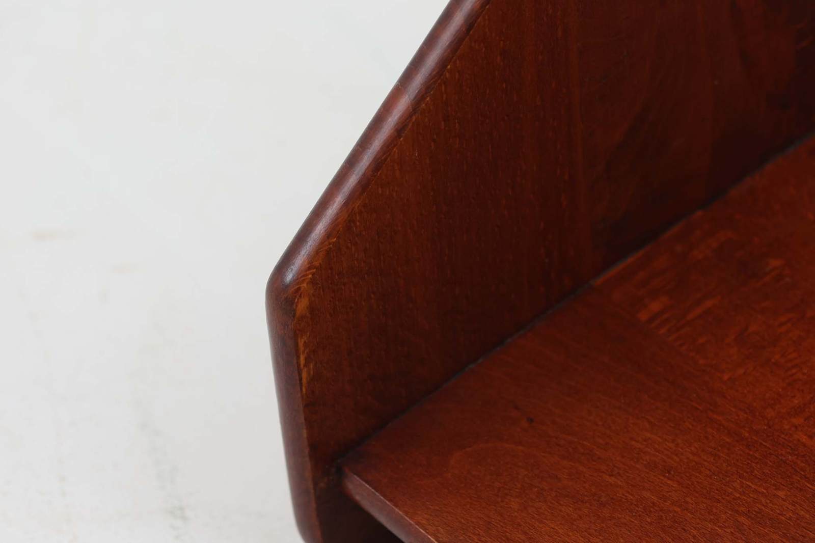 デンマークより買い付けたウォールシェルフです。シンプルなデザインで飾り付ける事でまた違った雰囲気を見せてくれます