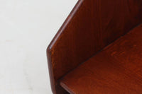 デンマークより買い付けたウォールシェルフです。シンプルなデザインで飾り付ける事でまた違った雰囲気を見せてくれます