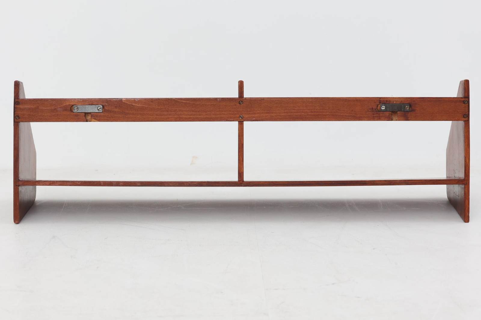 デンマークより買い付けたウォールシェルフです。シンプルなデザインで飾り付ける事でまた違った雰囲気を見せてくれます