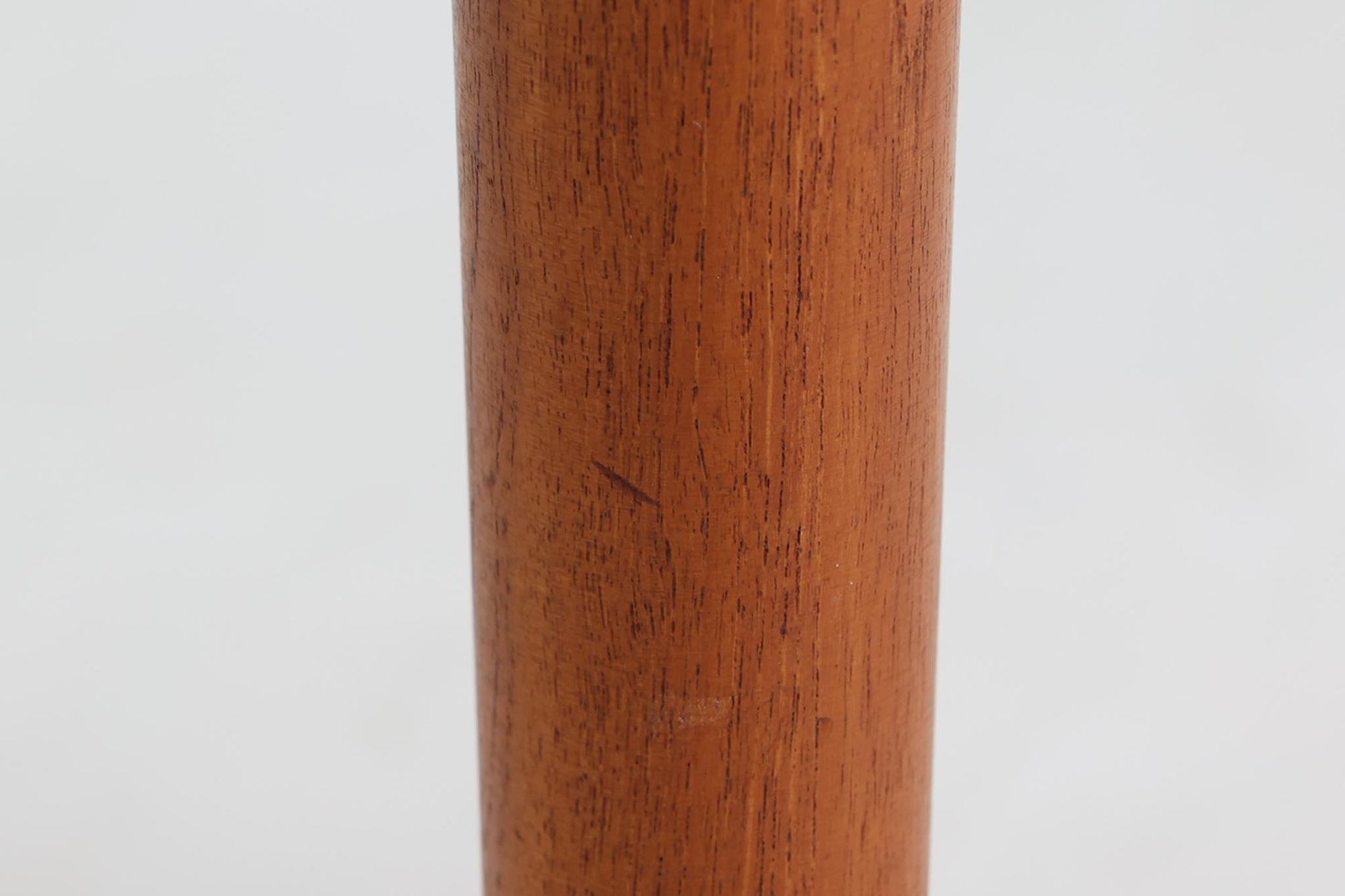 "No42"や"ペーパーナイフ"で有名なカイ・クリスチャンセンのデザインによる、円形のダイニングテーブルです。天板の縁は角が落とされて丸みを帯びており、全体的に柔らかい印象に仕上がっています。良質なチーク材が使用されています。急な来客時にも対応できるエクステンションタイプです。拡張板が2枚付属します。デンマーク家具で良く見られる構造ですが、拡張板の仕様が1枚はチーク材、もう1枚は材質が不明(幕板が無い物)です。サービス品とお考えください。