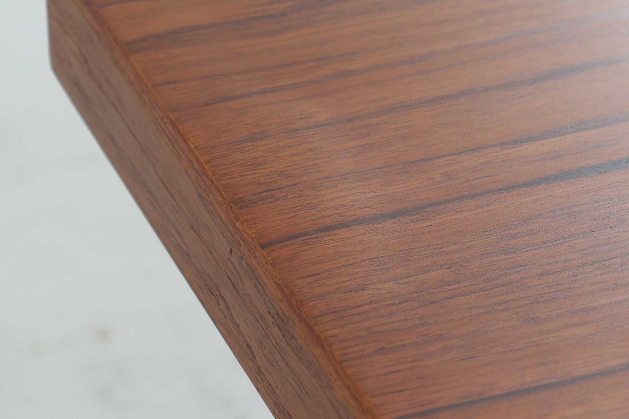 "No42"や"ペーパーナイフ"で有名なカイ・クリスチャンセンのデザインによる、円形のダイニングテーブルです。天板の縁は角が落とされて丸みを帯びており、全体的に柔らかい印象に仕上がっています。良質なチーク材が使用されています。急な来客時にも対応できるエクステンションタイプです。拡張板が2枚付属します。デンマーク家具で良く見られる構造ですが、拡張板の仕様が1枚はチーク材、もう1枚は材質が不明(幕板が無い物)です。サービス品とお考えください。