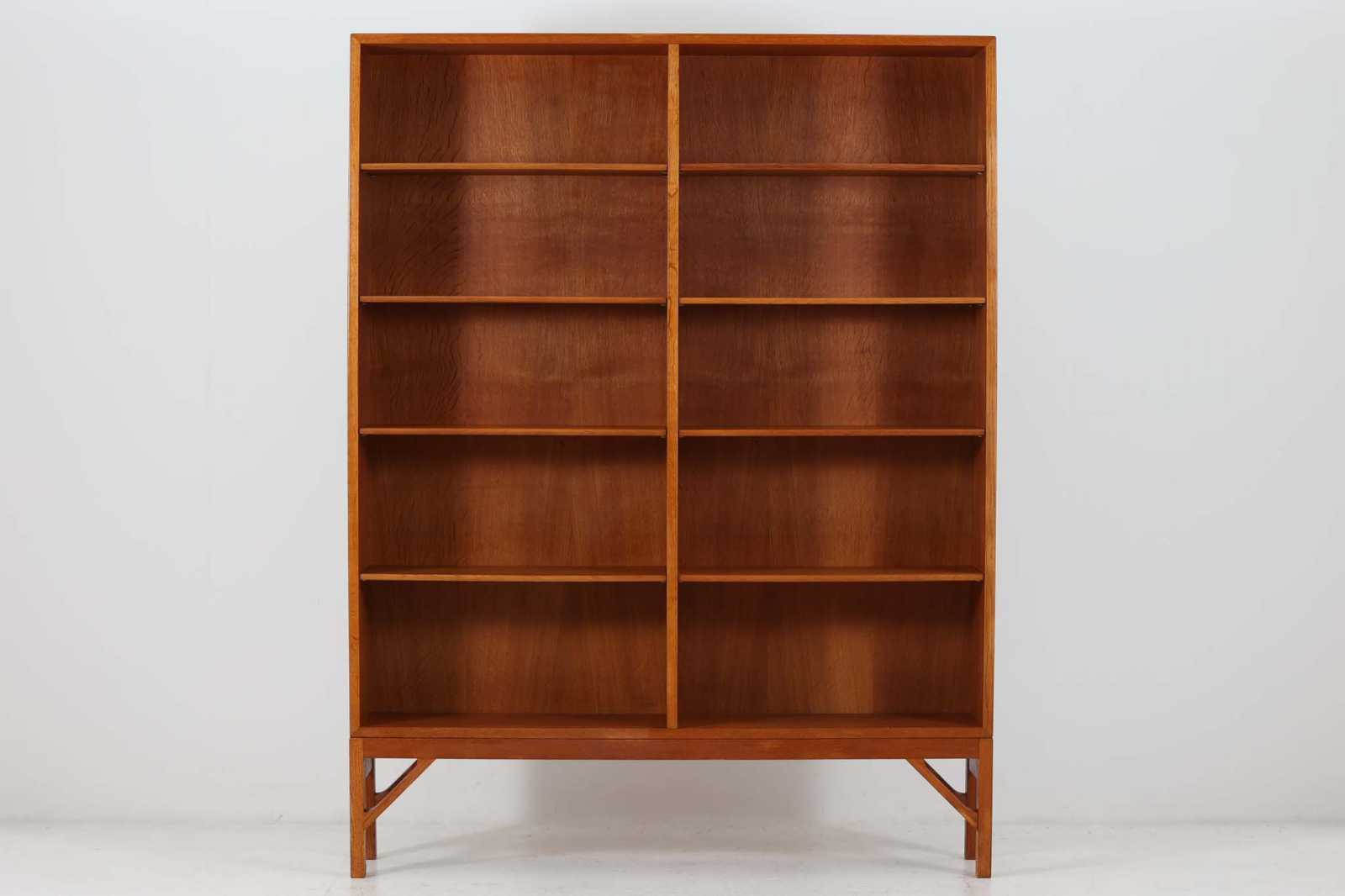 Borgemogensen(ボーエ・モーエンセン)によってデザインされたブックシェルフです。一見シンプルなフォルムですが、脚部がデザインポイントになっています。良質なオーク材が使用されており、FDB社によって細かい所まで丁寧に作成されています。使い勝手の良いサイズだと思います。