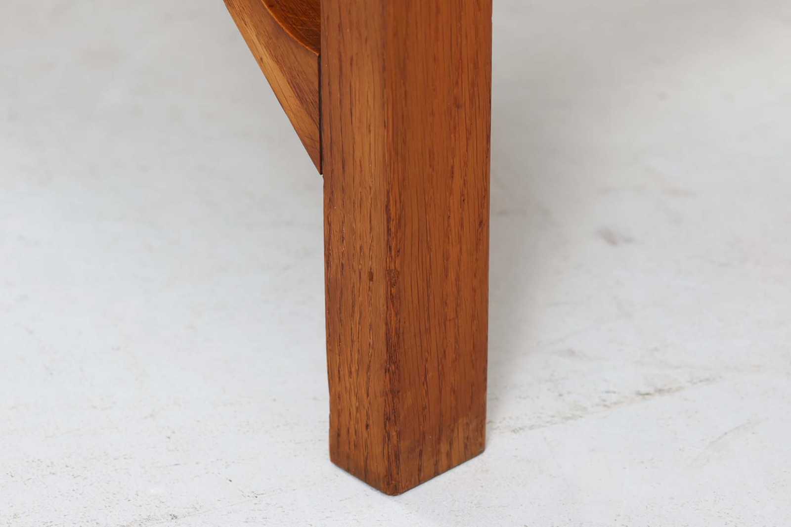 Borgemogensen(ボーエ・モーエンセン)によってデザインされたブックシェルフです。一見シンプルなフォルムですが、脚部がデザインポイントになっています。良質なオーク材が使用されており、FDB社によって細かい所まで丁寧に作成されています。使い勝手の良いサイズだと思います。