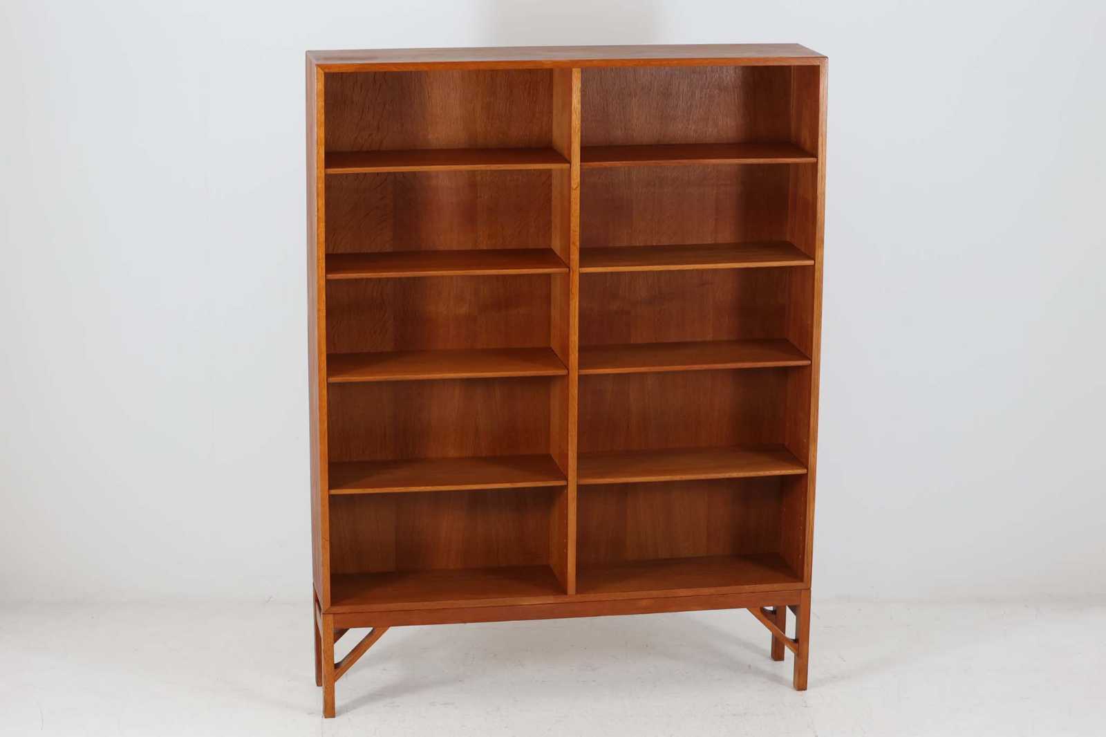 Borgemogensen(ボーエ・モーエンセン)によってデザインされたブックシェルフです。一見シンプルなフォルムですが、脚部がデザインポイントになっています。良質なオーク材が使用されており、FDB社によって細かい所まで丁寧に作成されています。使い勝手の良いサイズだと思います。