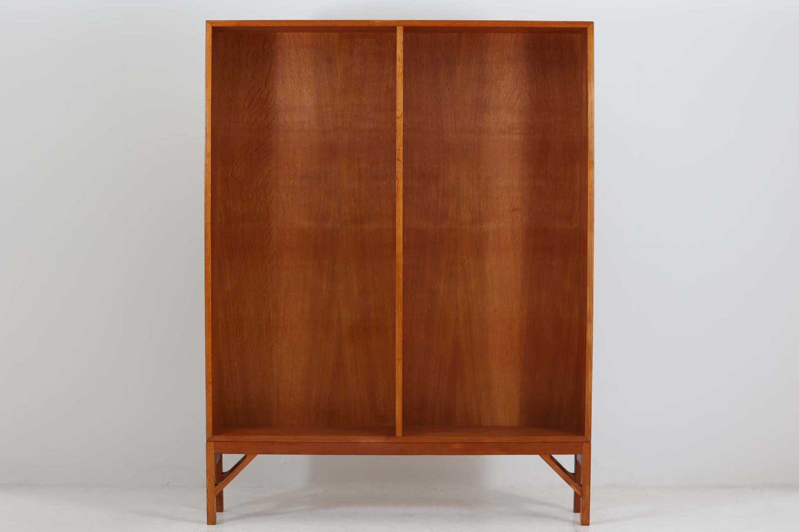 Borgemogensen(ボーエ・モーエンセン)によってデザインされたブックシェルフです。一見シンプルなフォルムですが、脚部がデザインポイントになっています。良質なオーク材が使用されており、FDB社によって細かい所まで丁寧に作成されています。使い勝手の良いサイズだと思います。