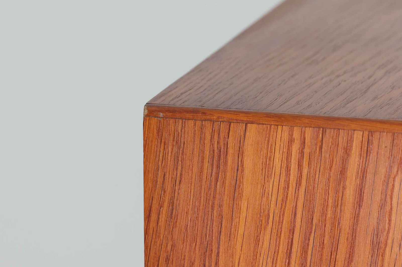 Borgemogensen(ボーエ・モーエンセン)によってデザインされたブックシェルフです。一見シンプルなフォルムですが、脚部がデザインポイントになっています。良質なオーク材が使用されており、FDB社によって細かい所まで丁寧に作成されています。使い勝手の良いサイズだと思います。