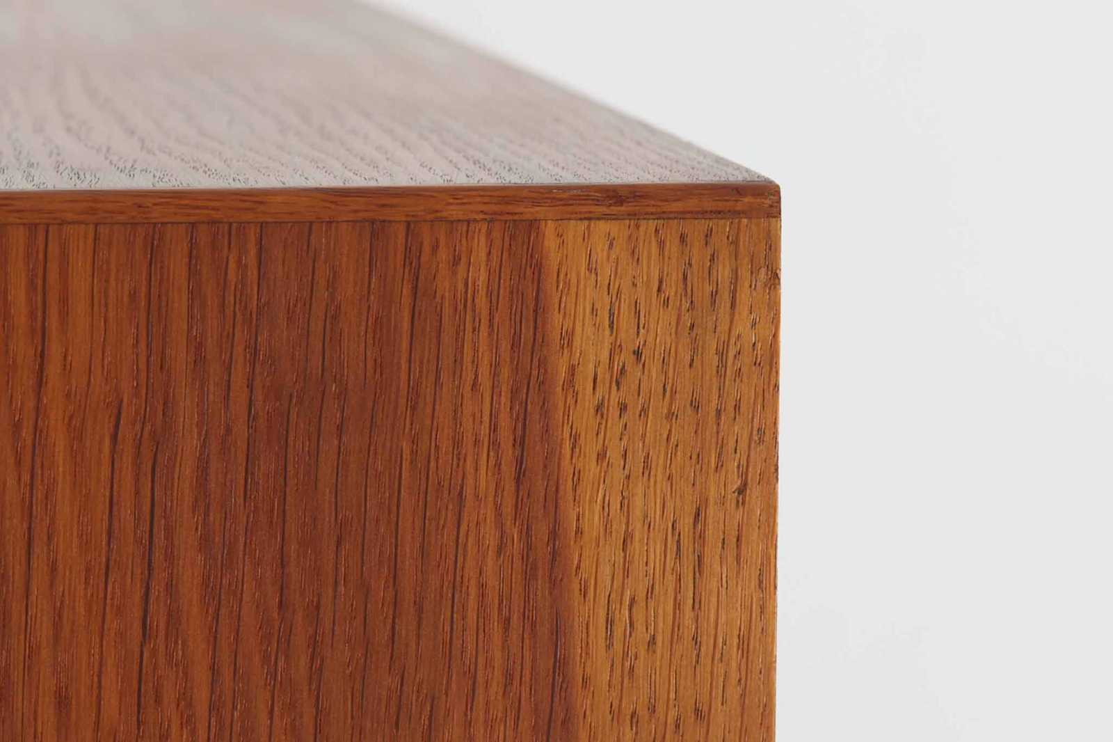 Borgemogensen(ボーエ・モーエンセン)によってデザインされたブックシェルフです。一見シンプルなフォルムですが、脚部がデザインポイントになっています。良質なオーク材が使用されており、FDB社によって細かい所まで丁寧に作成されています。使い勝手の良いサイズだと思います。