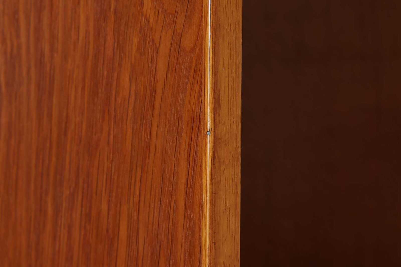 Borgemogensen(ボーエ・モーエンセン)によってデザインされたブックシェルフです。一見シンプルなフォルムですが、脚部がデザインポイントになっています。良質なオーク材が使用されており、FDB社によって細かい所まで丁寧に作成されています。使い勝手の良いサイズだと思います。