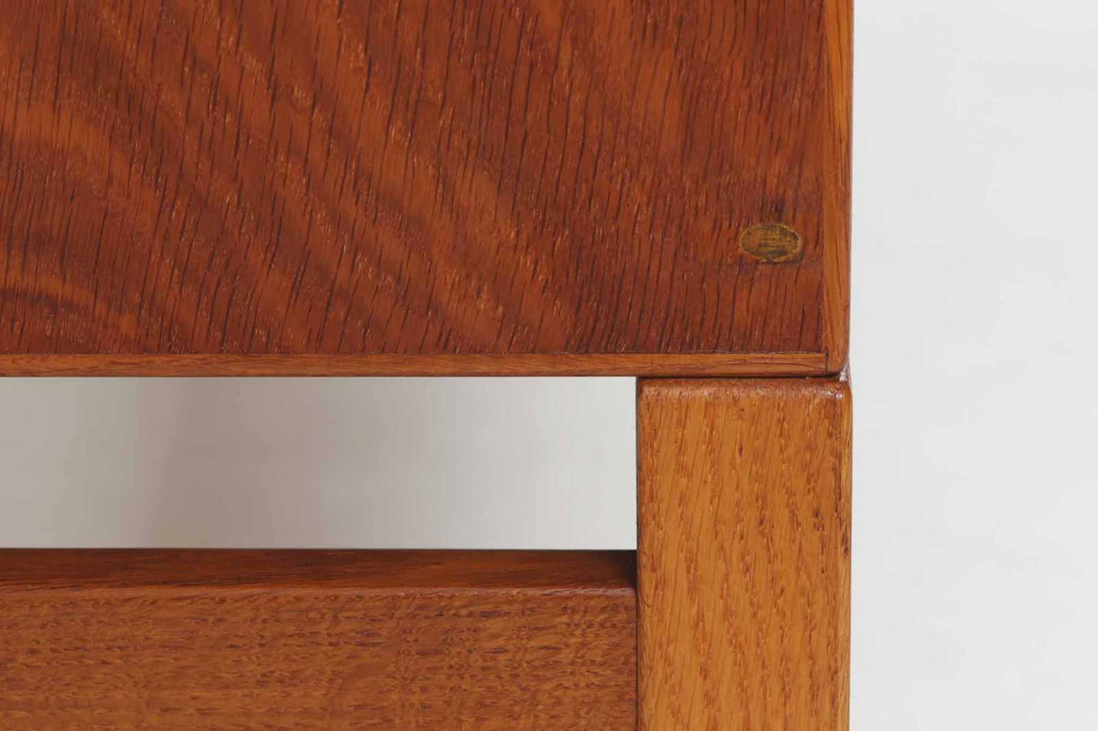 Borgemogensen(ボーエ・モーエンセン)によってデザインされたブックシェルフです。一見シンプルなフォルムですが、脚部がデザインポイントになっています。良質なオーク材が使用されており、FDB社によって細かい所まで丁寧に作成されています。使い勝手の良いサイズだと思います。