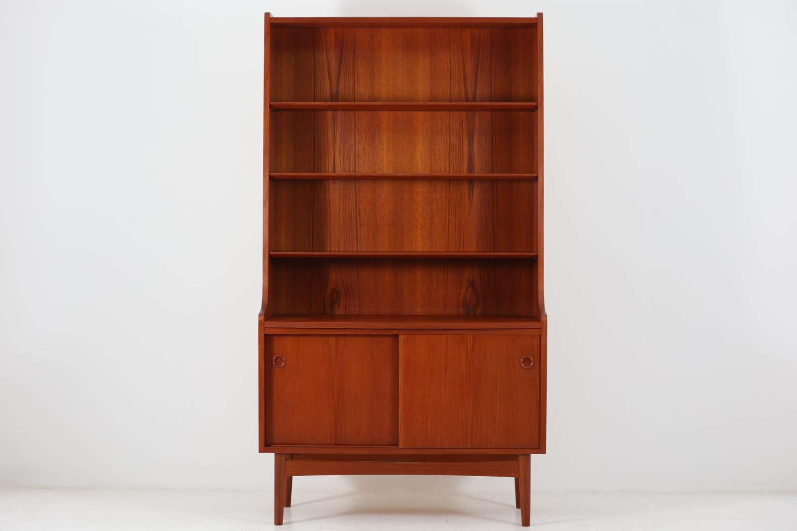 デンマーク製のシンプルなデザインのシェルフです。良質なチーク材が使用されており、飾り付ける事によりまた違った雰囲気を見せてくれそうです。