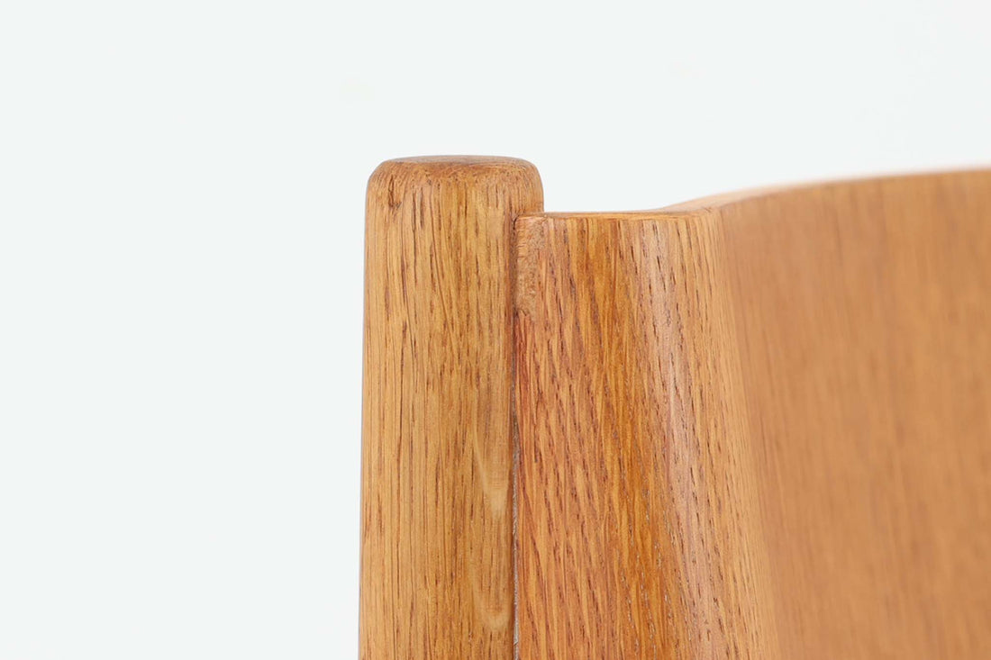 EjnerLarsen&amp;AkselBendermadsen（アイナー・ラーセン＆アクセル・ベンダー・マドセン）によるチェアです。彼らの代表作であるメトロポリタンチェアの様に、プライウッドの使い方が見事で既製品には無い雰囲気です。シンプルで飽きの来ない軽快なデザインで、大きめの背もたれは座り心地も良好で使い勝手も良さそうです。