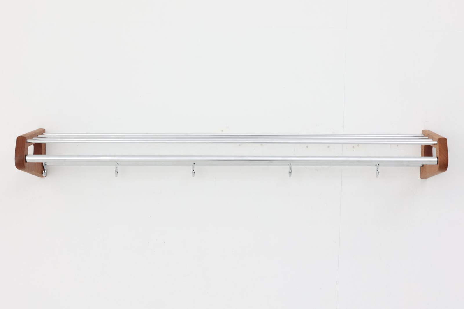 デンマークより買い付けました。チーク材とシルバー色の組み合わせがおしゃれなハンガーラックです。