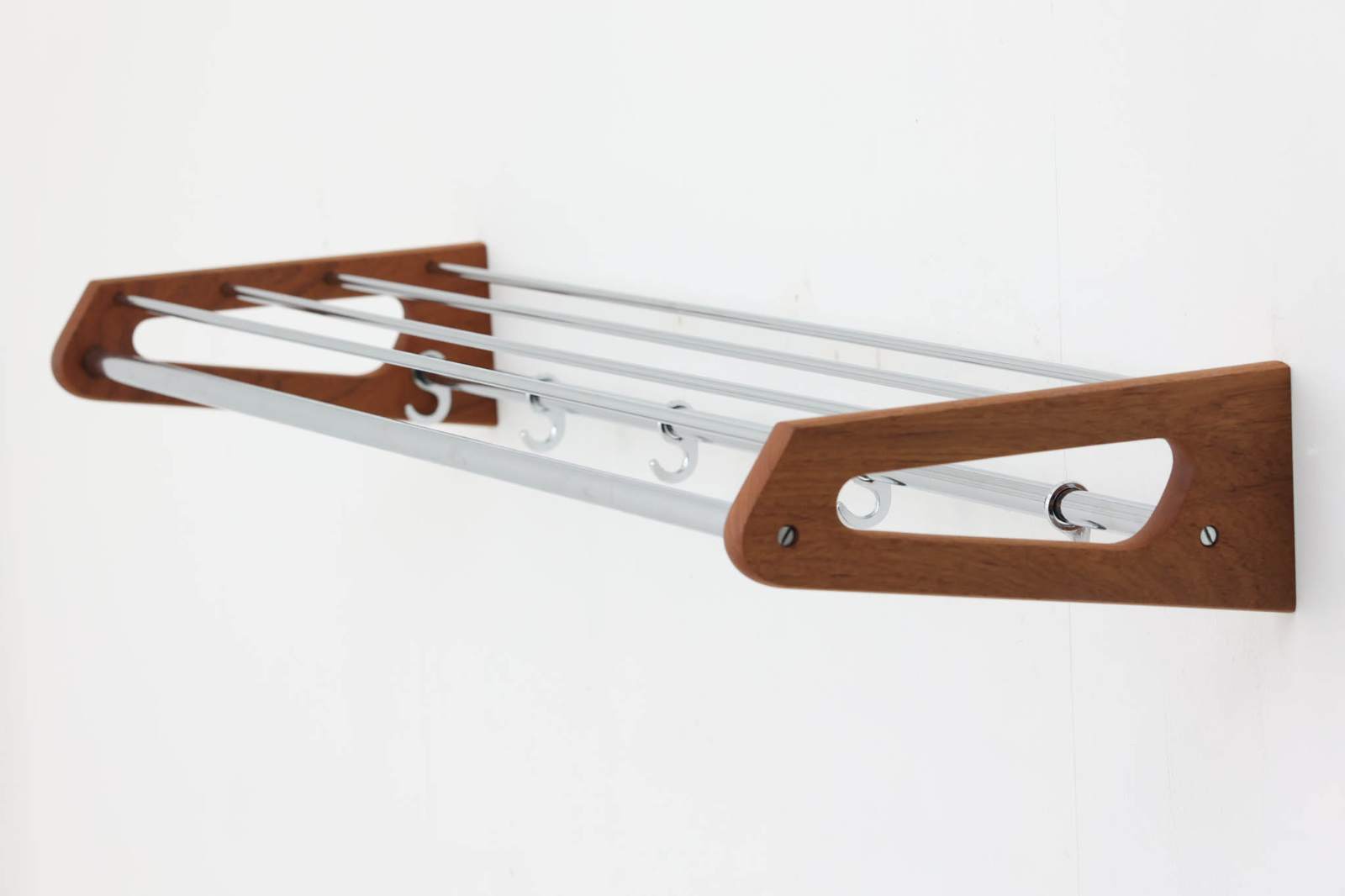 デンマークより買い付けました。チーク材とシルバー色の組み合わせがおしゃれなハンガーラックです。