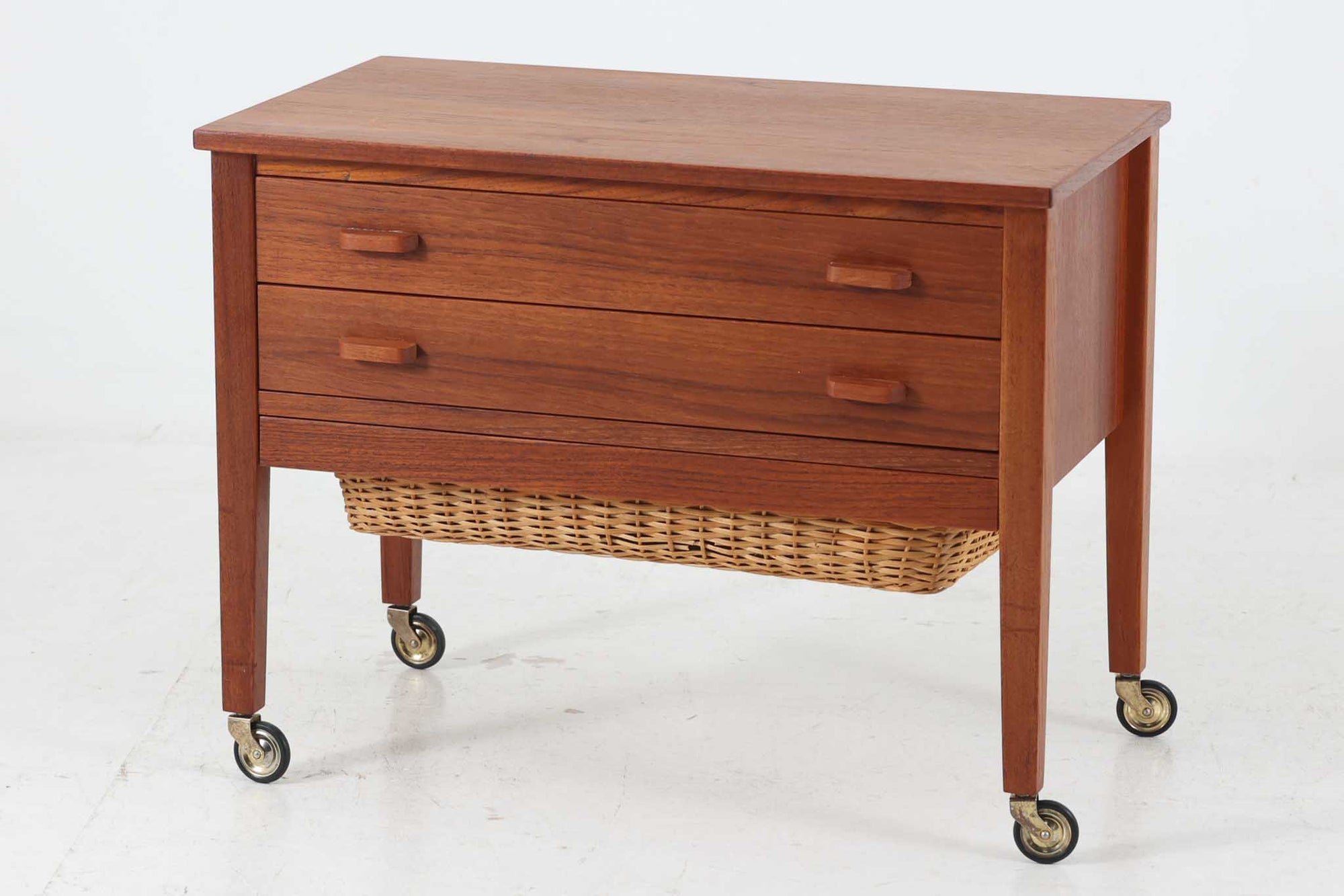 北欧より買い付けたソーイングテーブルです。シンプルなフォルムですが、引き出しがあり細かい収納が可能で、元々は裁縫用品が収納されていました。アクセサリーケースとしてもご使用いただけます。バスケットも付属しており使い勝手が良さそうです。良質なチーク材が使用されています。