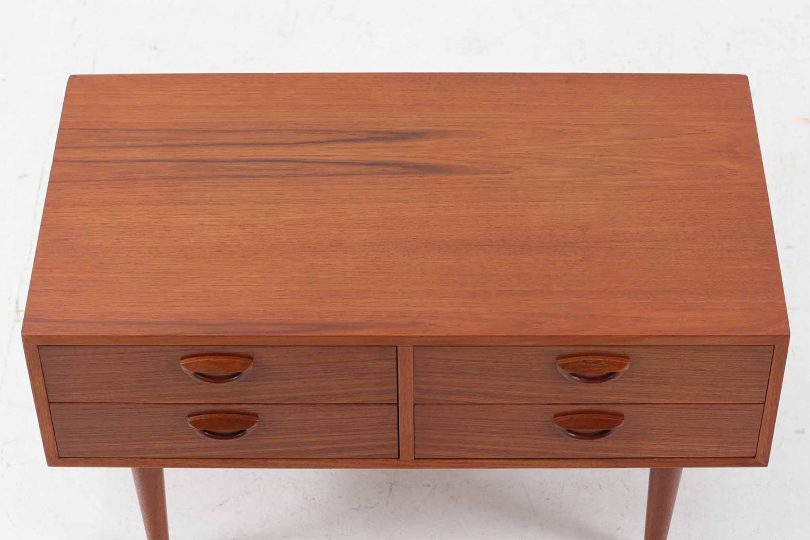 カイ・クリスチャンセン"デザインのチェストです。綺麗な木目のチーク材の木肌が魅力的です。取っ手が特徴的なデザインです。元々は天板に回転板が付属しているモデルで、奥行きが大きく、低めの高さでテレビボードとして使用されていた様です。