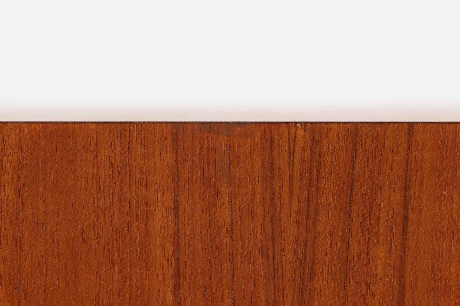 カイ・クリスチャンセン"デザインのチェストです。綺麗な木目のチーク材の木肌が魅力的です。取っ手が特徴的なデザインです。元々は天板に回転板が付属しているモデルで、奥行きが大きく、低めの高さでテレビボードとして使用されていた様です。