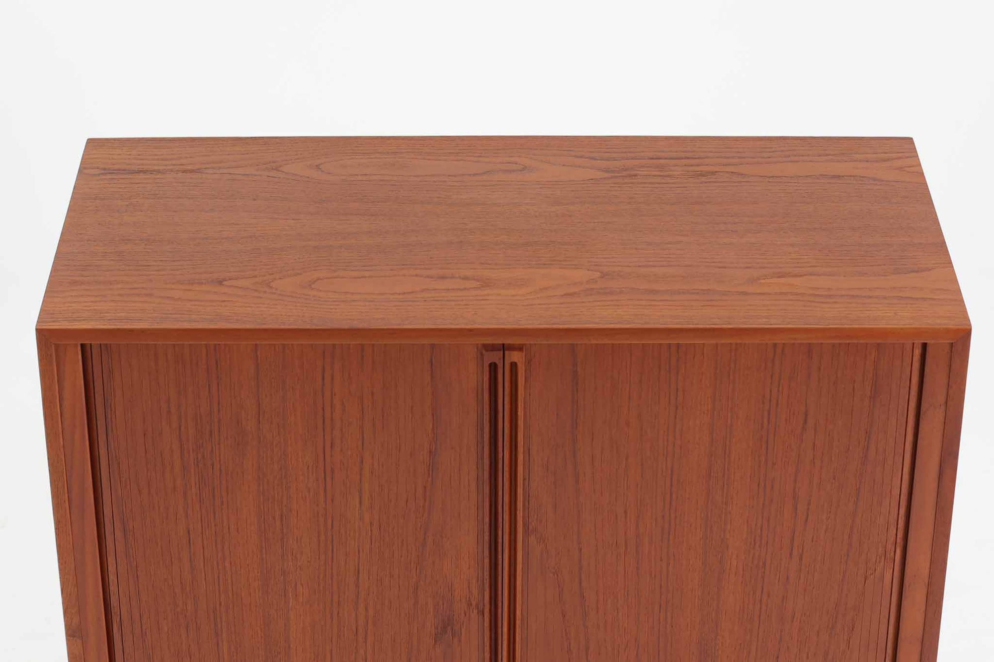 こちらは、カイ・クリスチャンセンによる小ぶりなローボードです。シンプルなデザインが特徴的で、ミニマリストなインテリアに調和します。本体には上質なチーク材が使用されており、美しい木目が目を引きます。北欧家具らしい蛇腹式扉が採用されており、開けた際にスペースを取らず、スマートな印象を与えます。内部にはレコード収納スペースが設けられており、レコードだけでなく書籍、DVDやBlu-rayディスク、ゲームソフト、デジタルメディアプレーヤーやゲームコンソールなど、さまざまなアイテムを収納できます。さらに、ハードウェアやアクセサリー、収納ボックスなどの整理に最適です。