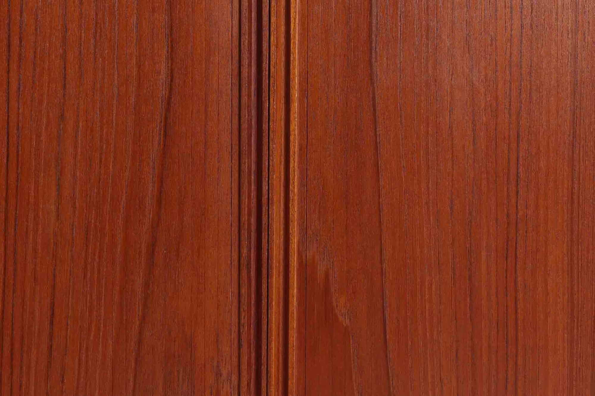 こちらは、カイ・クリスチャンセンによる小ぶりなローボードです。シンプルなデザインが特徴的で、ミニマリストなインテリアに調和します。本体には上質なチーク材が使用されており、美しい木目が目を引きます。北欧家具らしい蛇腹式扉が採用されており、開けた際にスペースを取らず、スマートな印象を与えます。内部にはレコード収納スペースが設けられており、レコードだけでなく書籍、DVDやBlu-rayディスク、ゲームソフト、デジタルメディアプレーヤーやゲームコンソールなど、さまざまなアイテムを収納できます。さらに、ハードウェアやアクセサリー、収納ボックスなどの整理に最適です。