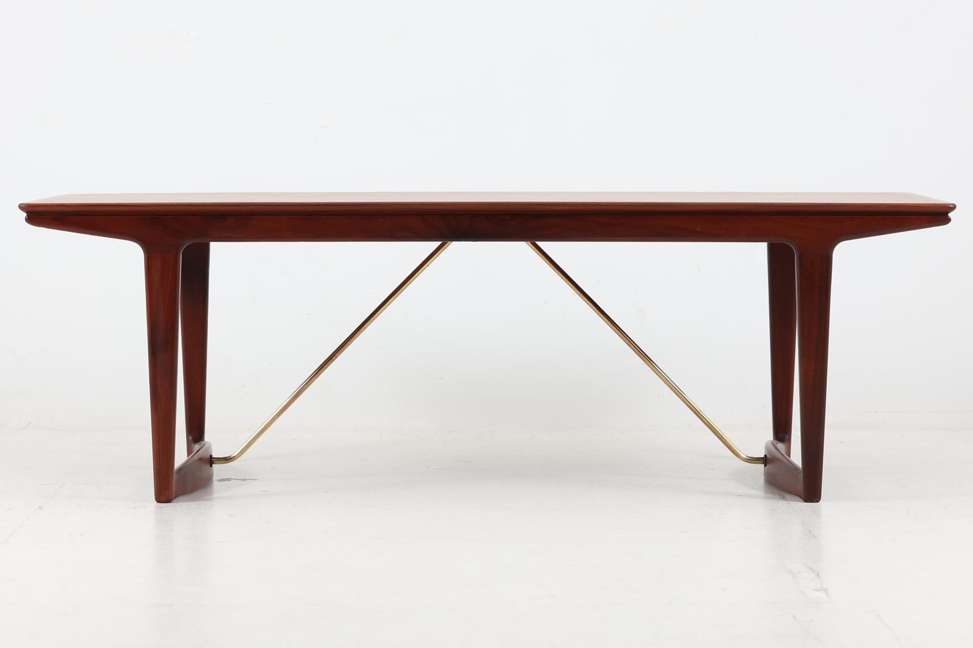 デンマークより買い付けました。チーク材の綺麗な木目が味わえるセンターテーブルです。デザイナーは分かりませんが、脚部や天板縁などクオリティーの高い作品です。天板と脚を繋ぐ真鍮がデザインポイントになっています。拡張棚も付属しており使い勝手も良好です。