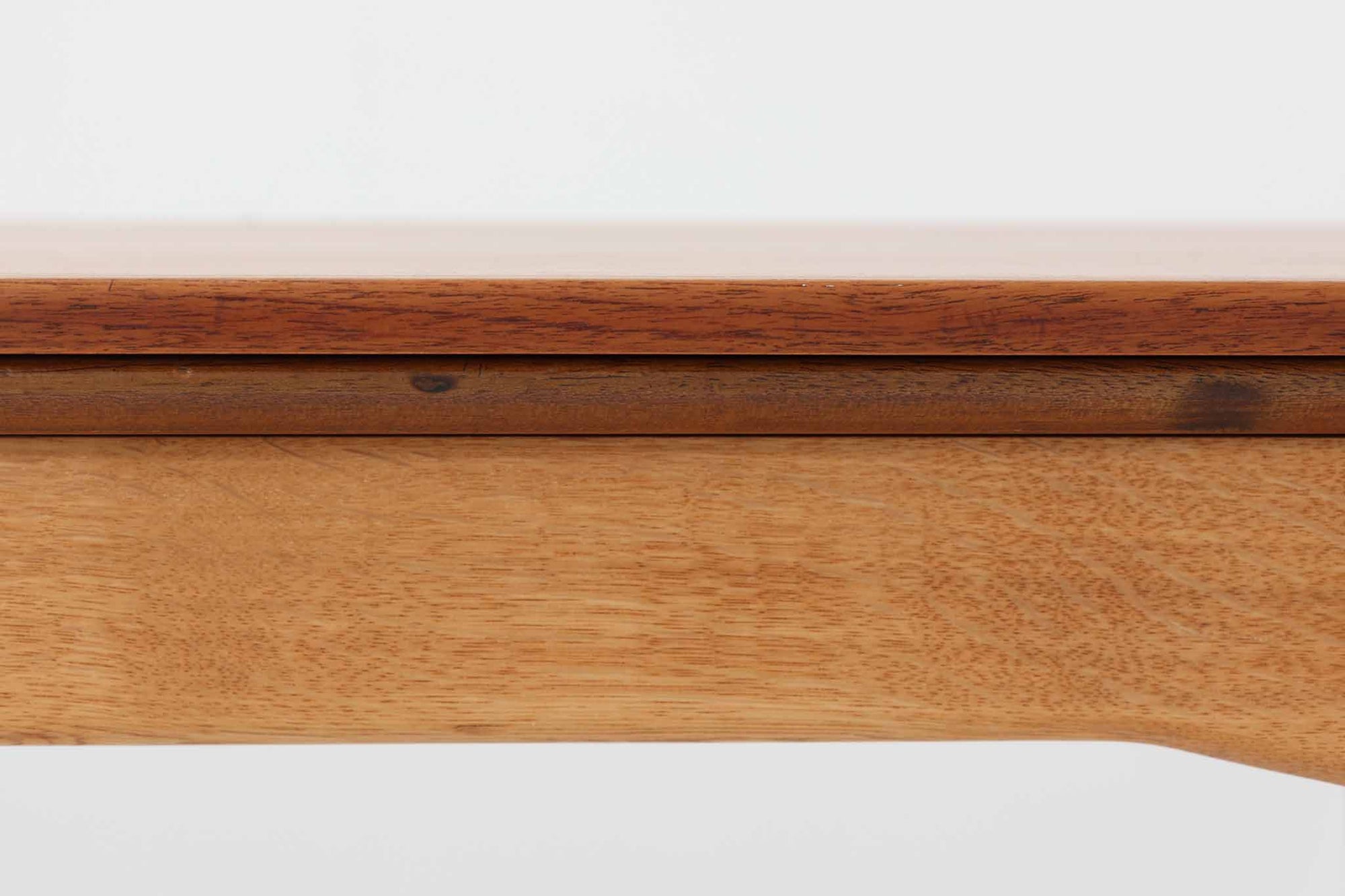 北欧より買い付けたビンテージのエレベーターテーブルです。名前の通り、天板を上下させて高さを調節できます。通常はソファの前に置いてセンターテーブルとして使用しますが、天板を引き上げるとダイニングテーブルとしても利用できます。さらに、天板の下には2枚のエクステンション板が付いており、引き出すだけで天板を拡張できます。天板には上質なチーク材が使用されており、脚部にはナチュラルな色味で丈夫なオーク無垢材が使われています。ロック機能が付いているため、天板が誤って持ち上がるのを防いでくれるの嬉しいポイントです。