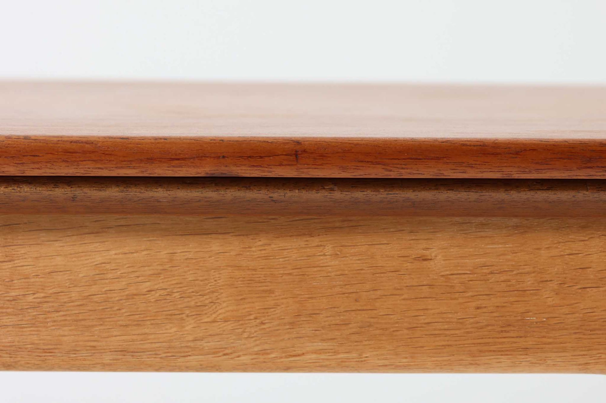 北欧より買い付けたビンテージのエレベーターテーブルです。名前の通り、天板を上下させて高さを調節できます。通常はソファの前に置いてセンターテーブルとして使用しますが、天板を引き上げるとダイニングテーブルとしても利用できます。さらに、天板の下には2枚のエクステンション板が付いており、引き出すだけで天板を拡張できます。天板には上質なチーク材が使用されており、脚部にはナチュラルな色味で丈夫なオーク無垢材が使われています。ロック機能が付いているため、天板が誤って持ち上がるのを防いでくれるの嬉しいポイントです。