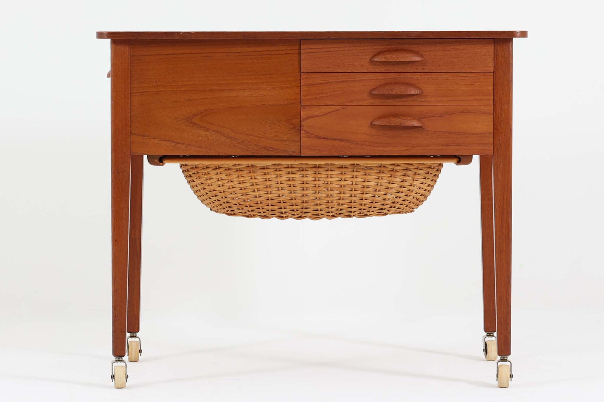 北欧より買い付けました。このソーイングワゴンは、機能性も追求されており、収納スペースや引き出しが豊富に備わっています。ソーイング用具やハンドクラフトアイテムを整理整頓するのに最適で、作業スペースを効果的に確保します。さらに、キャスターホイールが付いているため、移動や配置の変更も簡単に行えます。良質なチーク材が使用されています。