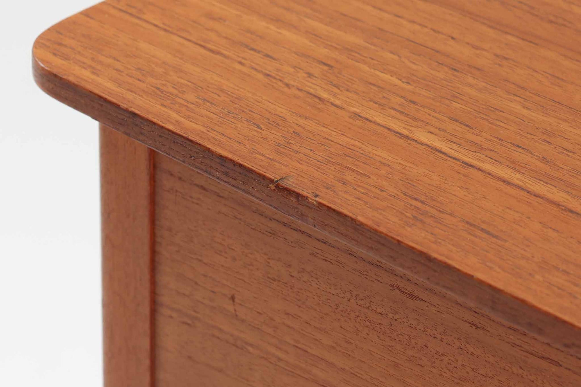 北欧より買い付けました。このソーイングワゴンは、機能性も追求されており、収納スペースや引き出しが豊富に備わっています。ソーイング用具やハンドクラフトアイテムを整理整頓するのに最適で、作業スペースを効果的に確保します。さらに、キャスターホイールが付いているため、移動や配置の変更も簡単に行えます。良質なチーク材が使用されています。