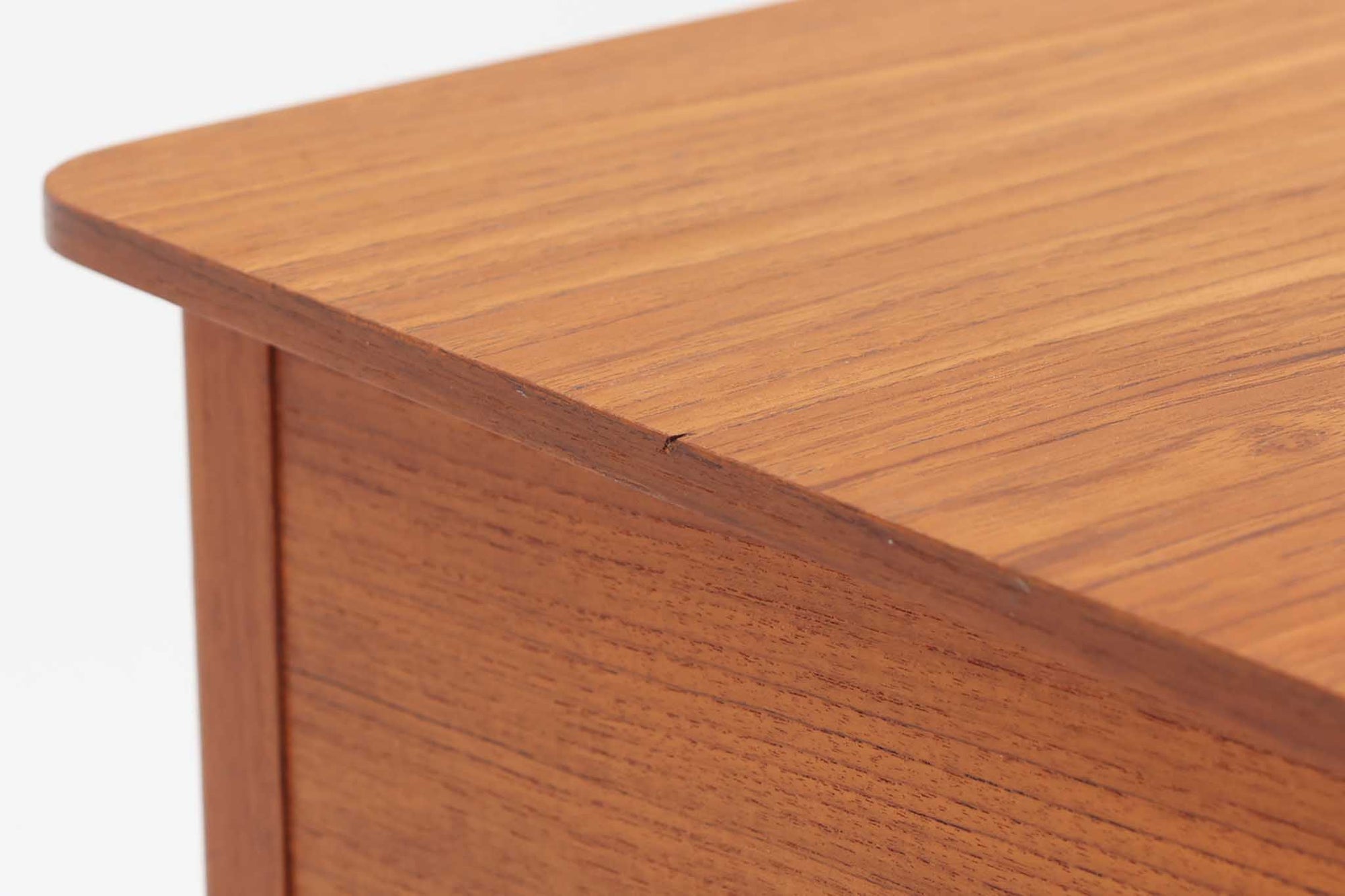 北欧より買い付けました。このソーイングワゴンは、機能性も追求されており、収納スペースや引き出しが豊富に備わっています。ソーイング用具やハンドクラフトアイテムを整理整頓するのに最適で、作業スペースを効果的に確保します。さらに、キャスターホイールが付いているため、移動や配置の変更も簡単に行えます。良質なチーク材が使用されています。