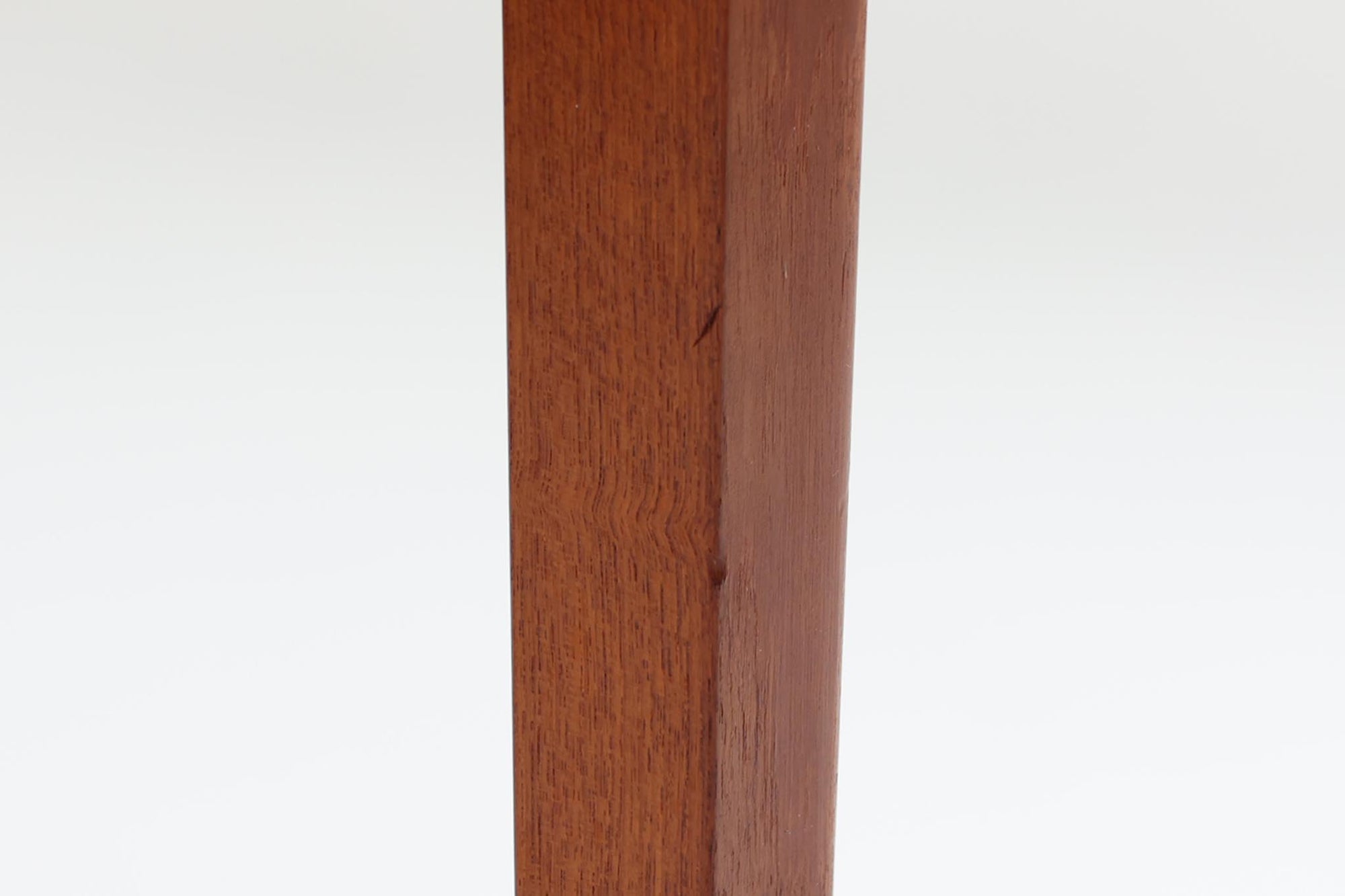 北欧より買い付けました。このソーイングワゴンは、機能性も追求されており、収納スペースや引き出しが豊富に備わっています。ソーイング用具やハンドクラフトアイテムを整理整頓するのに最適で、作業スペースを効果的に確保します。さらに、キャスターホイールが付いているため、移動や配置の変更も簡単に行えます。良質なチーク材が使用されています。